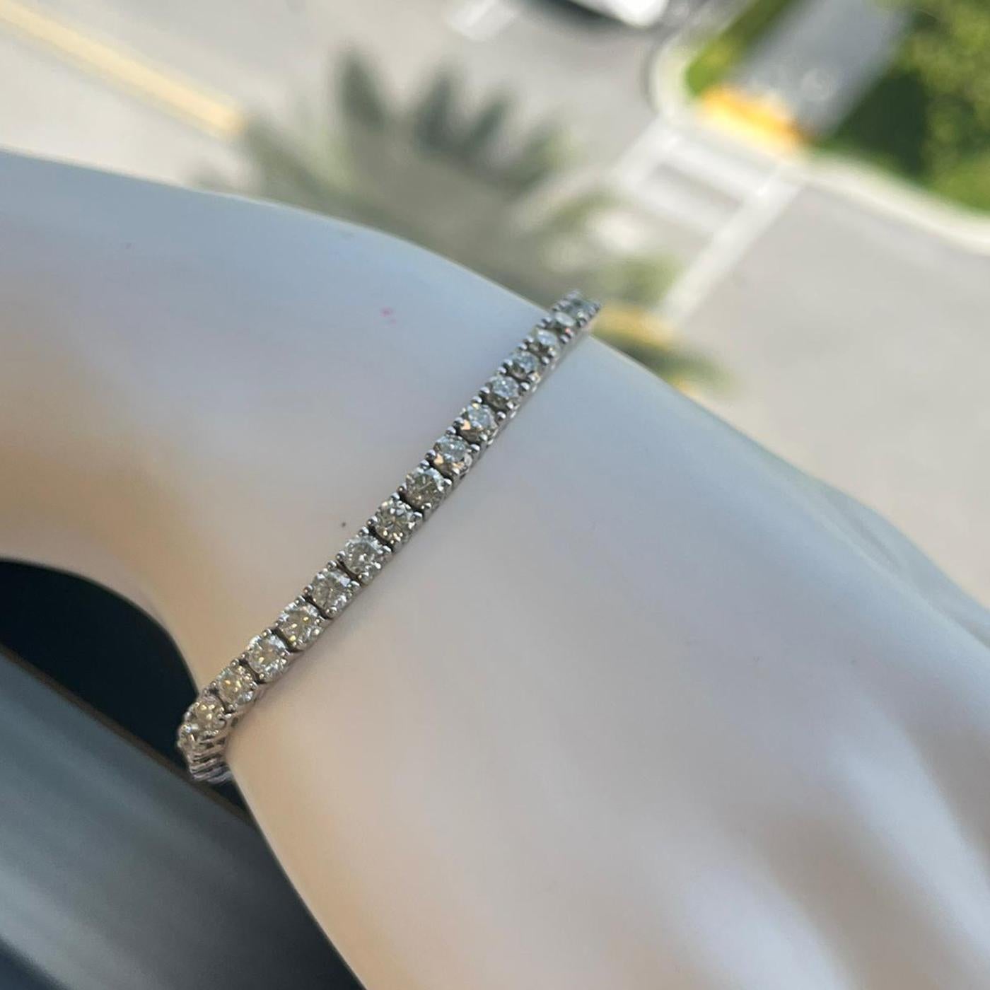 6.85ctw 14K White Gold 42 Diamond Tennis Bracelet G/Si1 In Excellent Condition For Sale In Aventura, FL