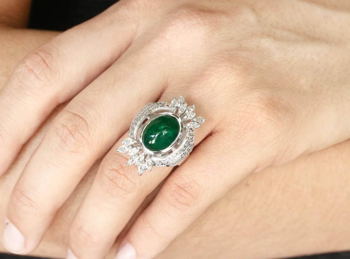 Modern 6.85tcw 18K Colombian Emerald Cabochon & Diamond Cluster Cocktail Gold Ring For Sale