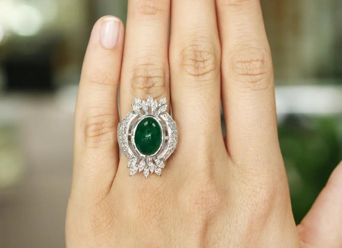 6.85tcw 18K Colombian Emerald Cabochon & Diamond Cluster Cocktail Gold Ring In New Condition For Sale In Jupiter, FL