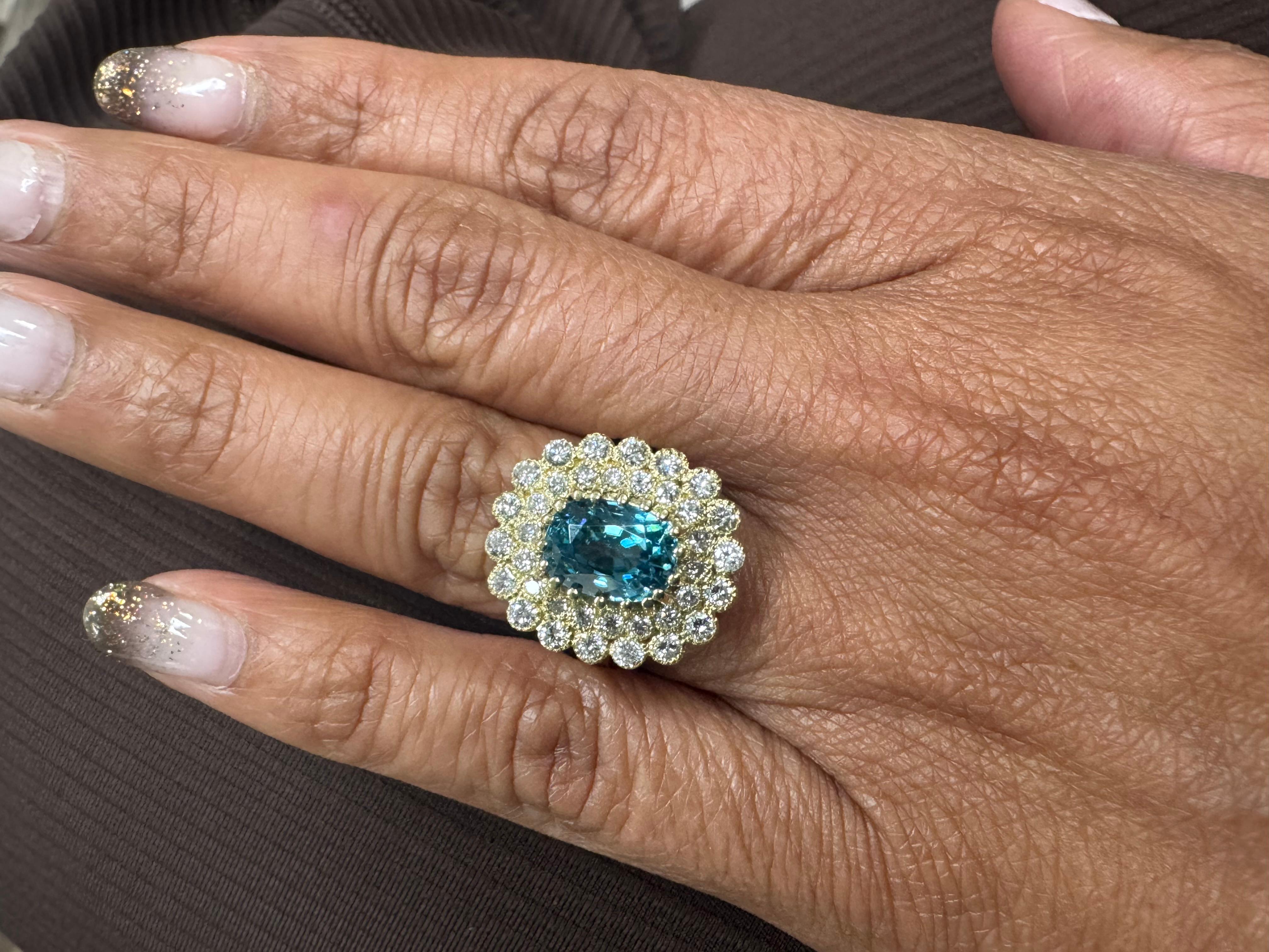 Anillo de cóctel de oro amarillo de 18 quilates con diamantes y circonitas azules de 6,86 quilates en venta 5