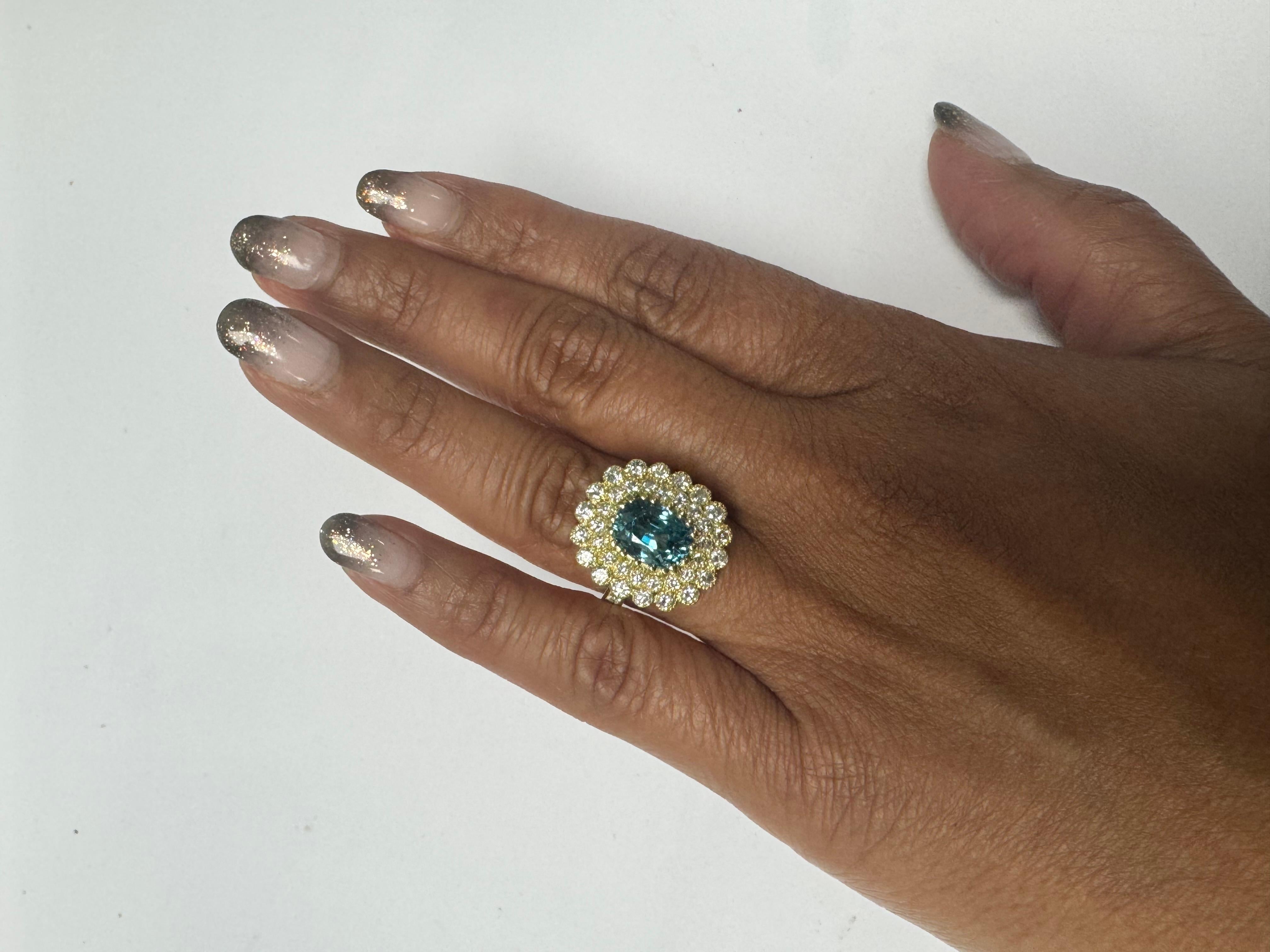 Anillo de cóctel de oro amarillo de 18 quilates con diamantes y circonitas azules de 6,86 quilates en venta 8