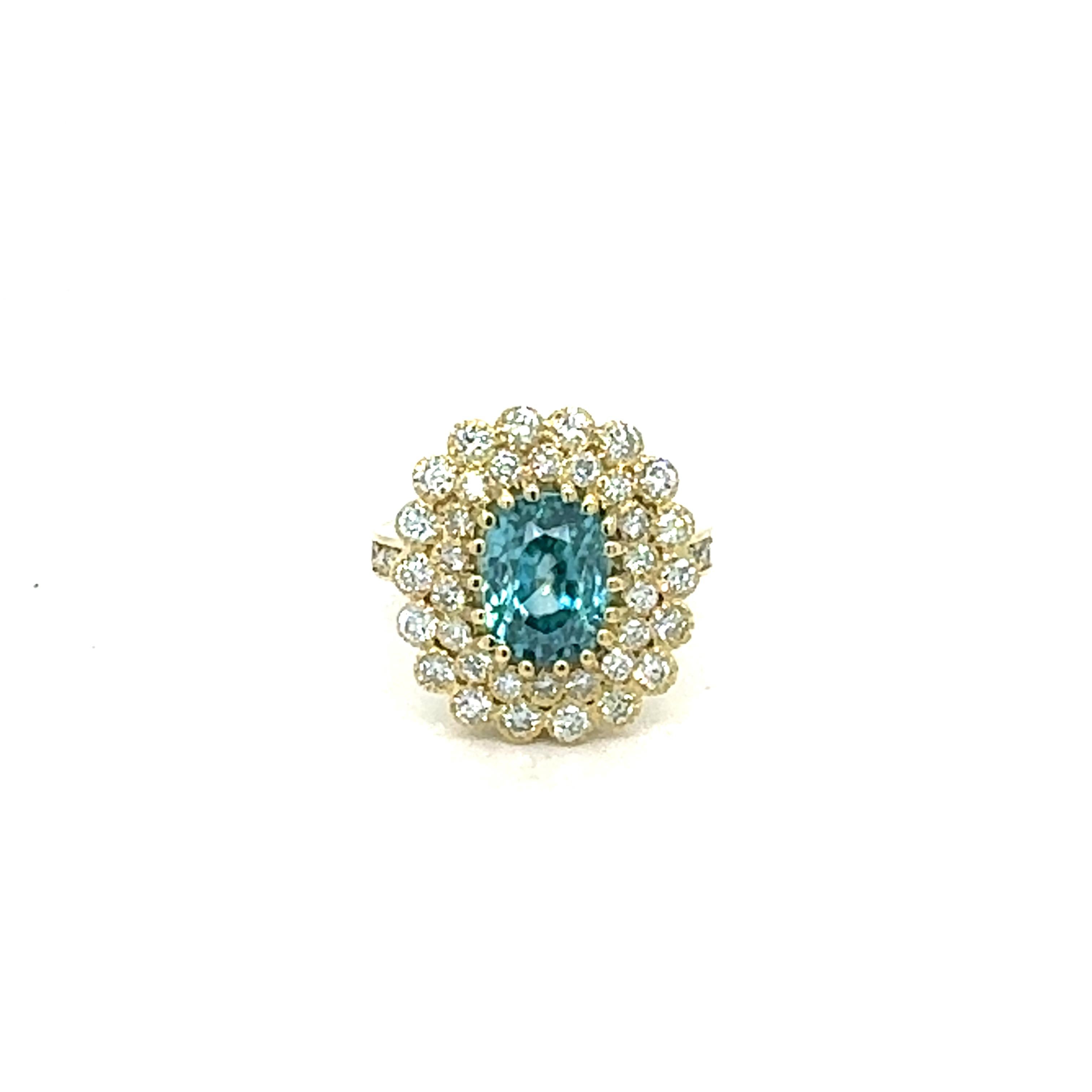 Anillo de cóctel de oro amarillo de 18 quilates con diamantes y circonitas azules de 6,86 quilates Corte cojín en venta