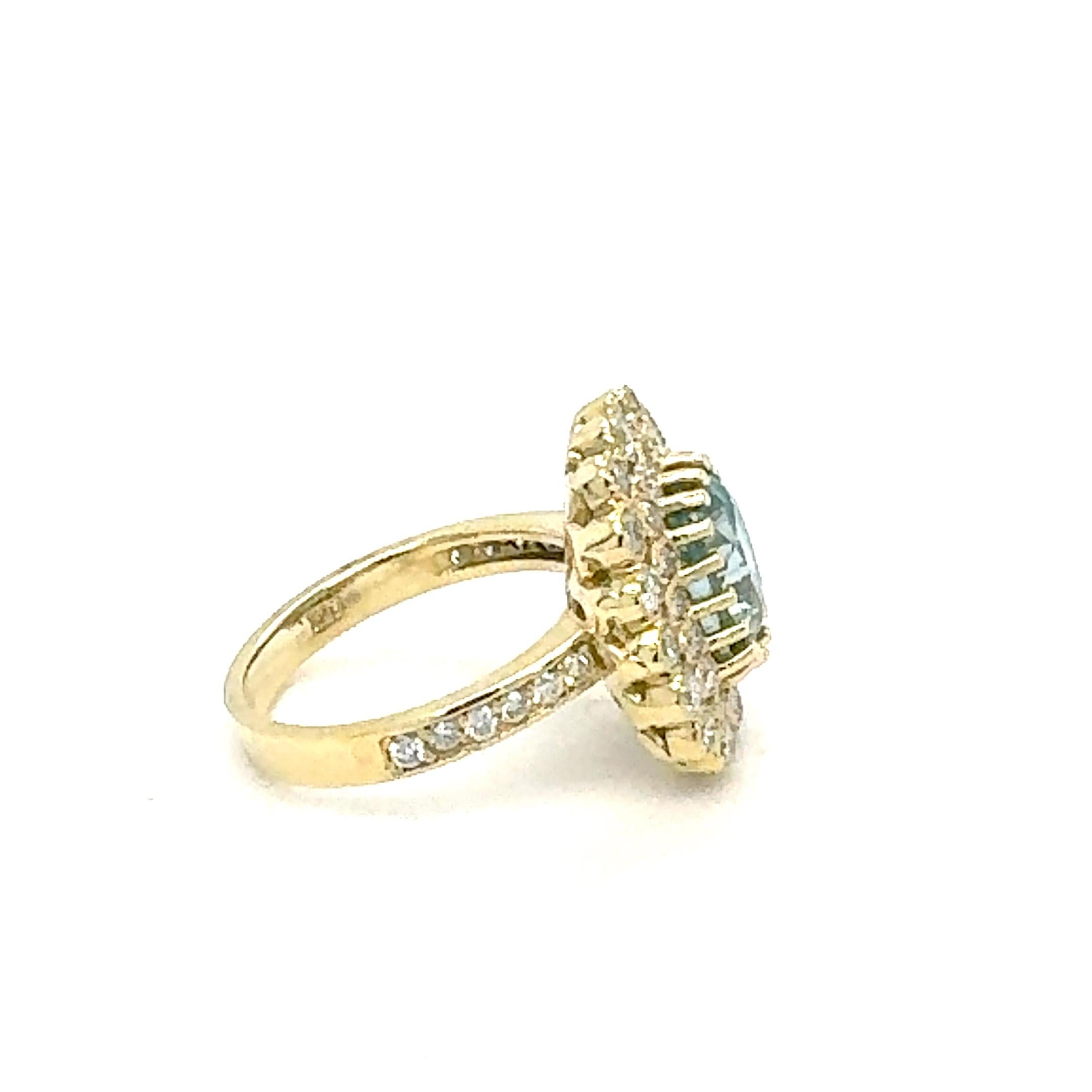 Anillo de cóctel de oro amarillo de 18 quilates con diamantes y circonitas azules de 6,86 quilates en venta 1