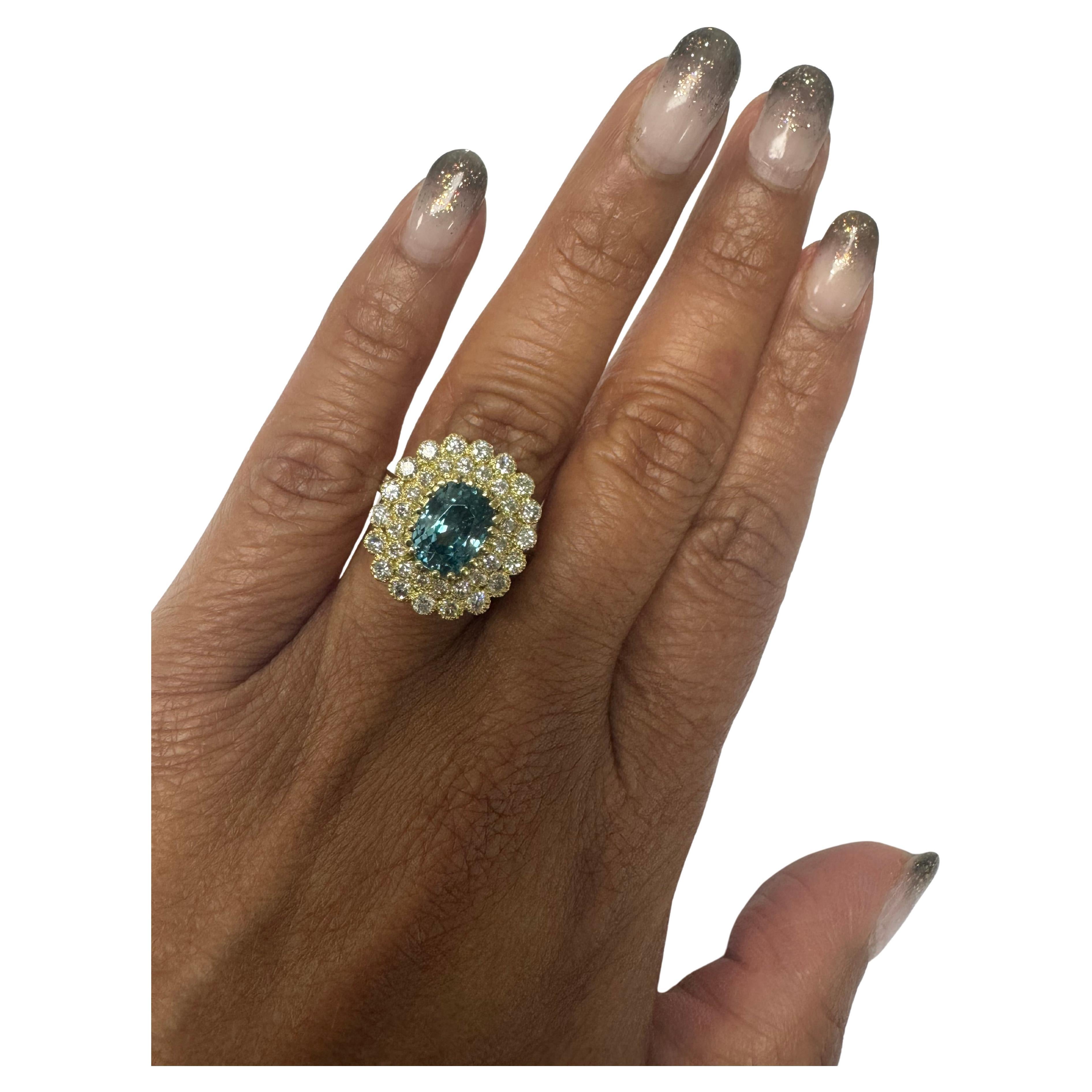 Anillo de cóctel de oro amarillo de 18 quilates con diamantes y circonitas azules de 6,86 quilates en venta 3