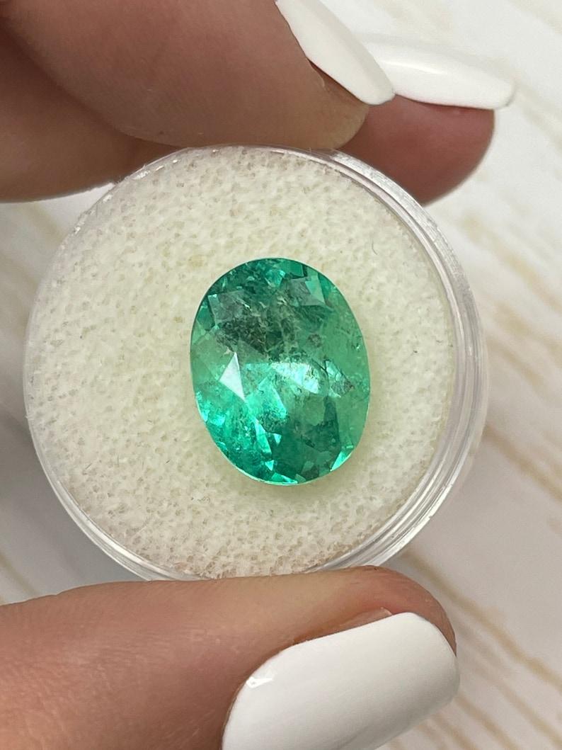 Piedra: Esmeralda
Peso: 6,86 quilates
Forma: Corte Oval
Claridad: Transparente
Lustre: Muy bueno
Color: Verde claro medio
Medidas: 13,94 mm x 10,81 mm x 8,82 mm
Origen geográfico: Colombia
Tratamiento: Natural, Engrasado

Observaciones: Debido a sus