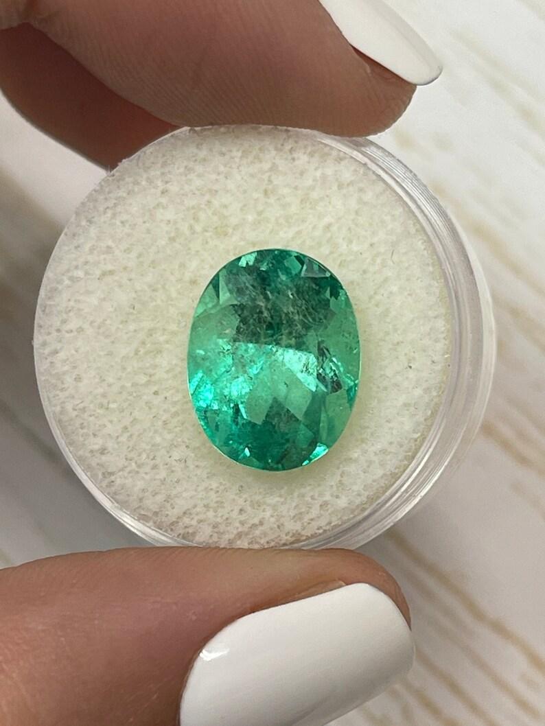 6,86 Quilates Esmeralda Colombiana Verde Primavera Talla Oval - Gema Natal de Mayo Moderno en venta
