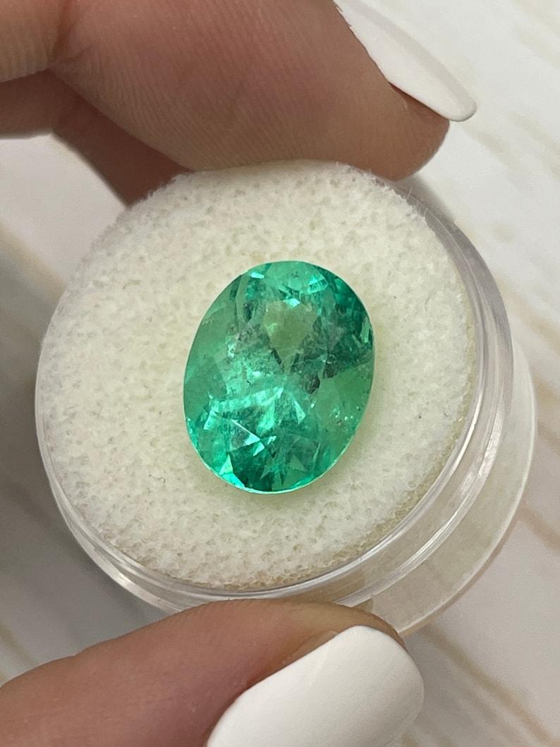 6,86 Quilates Esmeralda Colombiana Verde Primavera Talla Oval - Gema Natal de Mayo Corte oval en venta