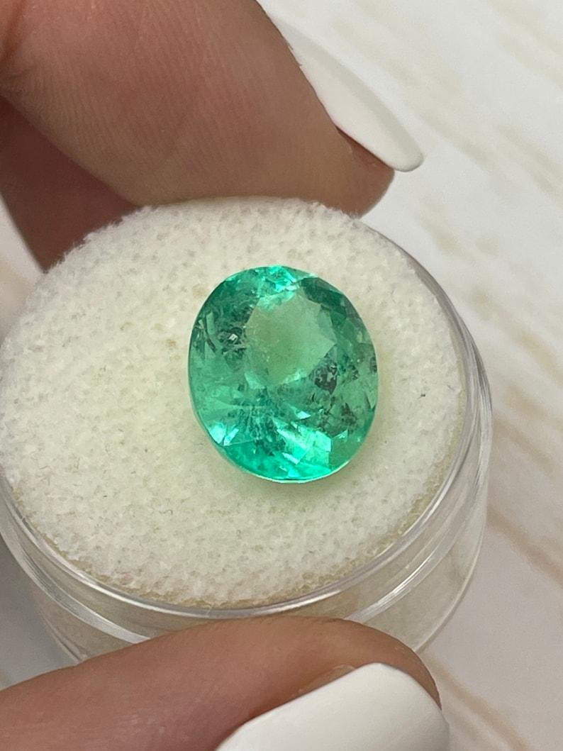 6,86 Quilates Esmeralda Colombiana Verde Primavera Talla Oval - Gema Natal de Mayo en Nuevo estado para la venta en Jupiter, FL