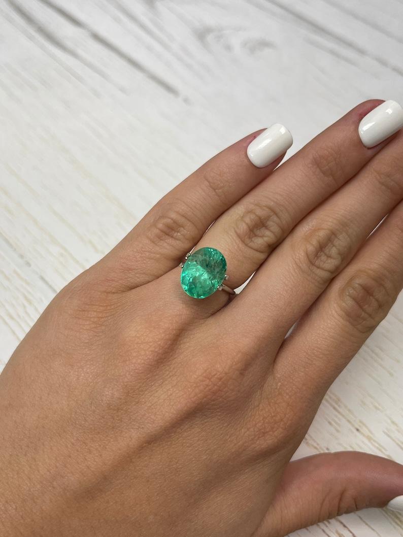 6,86 Quilates Esmeralda Colombiana Verde Primavera Talla Oval - Gema Natal de Mayo en venta 2