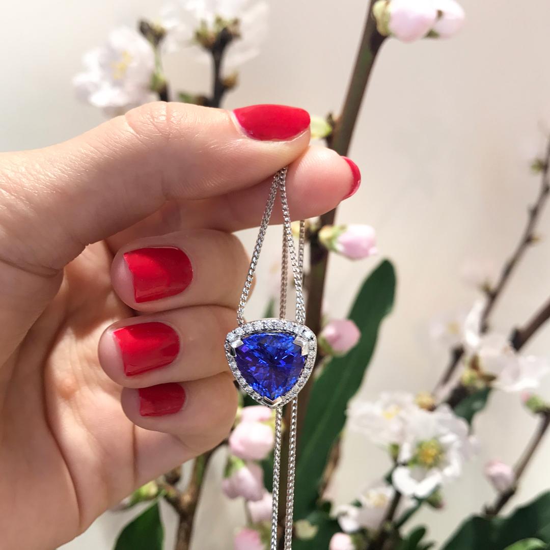 6.86 Carat Trilliant Tanzanite 18 Carat White Gold Diamond Halo Pendant  For Sale 1