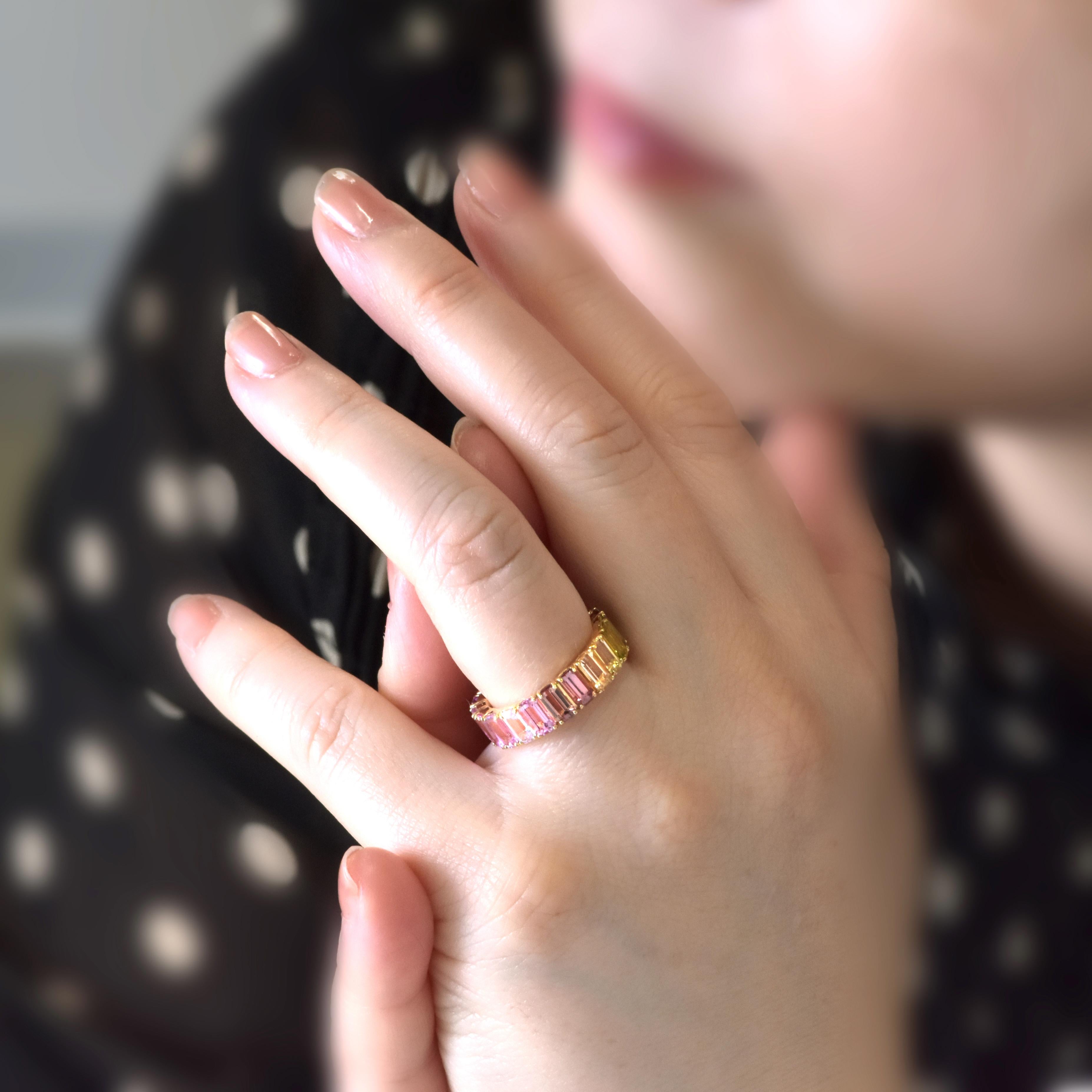 6.86 Carats Unheated Multi-Color Sapphires Full Eternity Ring Made in 18K Gold in vendita 4