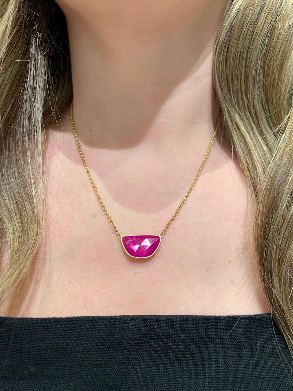 Einzigartige Halskette, handgefertigt von der Schmuckherstellerin Lola Brooks, mit einem schimmernden, rosafarbenen, facettierten Rubin von insgesamt 6,87 Karat, eingefasst in 18-karätigem Gelbgold und an einer 18-Zoll-Kette aus 18-karätigem