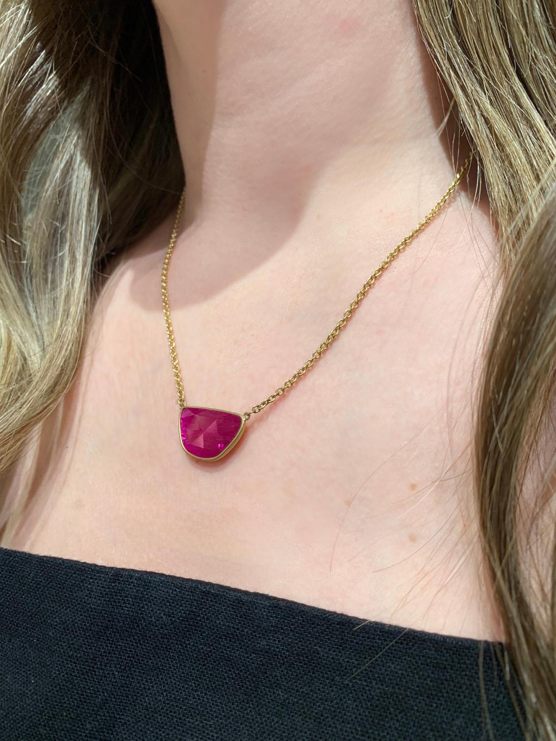 Artist 6.87 carat Faceted Hot Pink Ruby Yellow Gold Drop Necklace, Lola Brooks 2023 For Sale