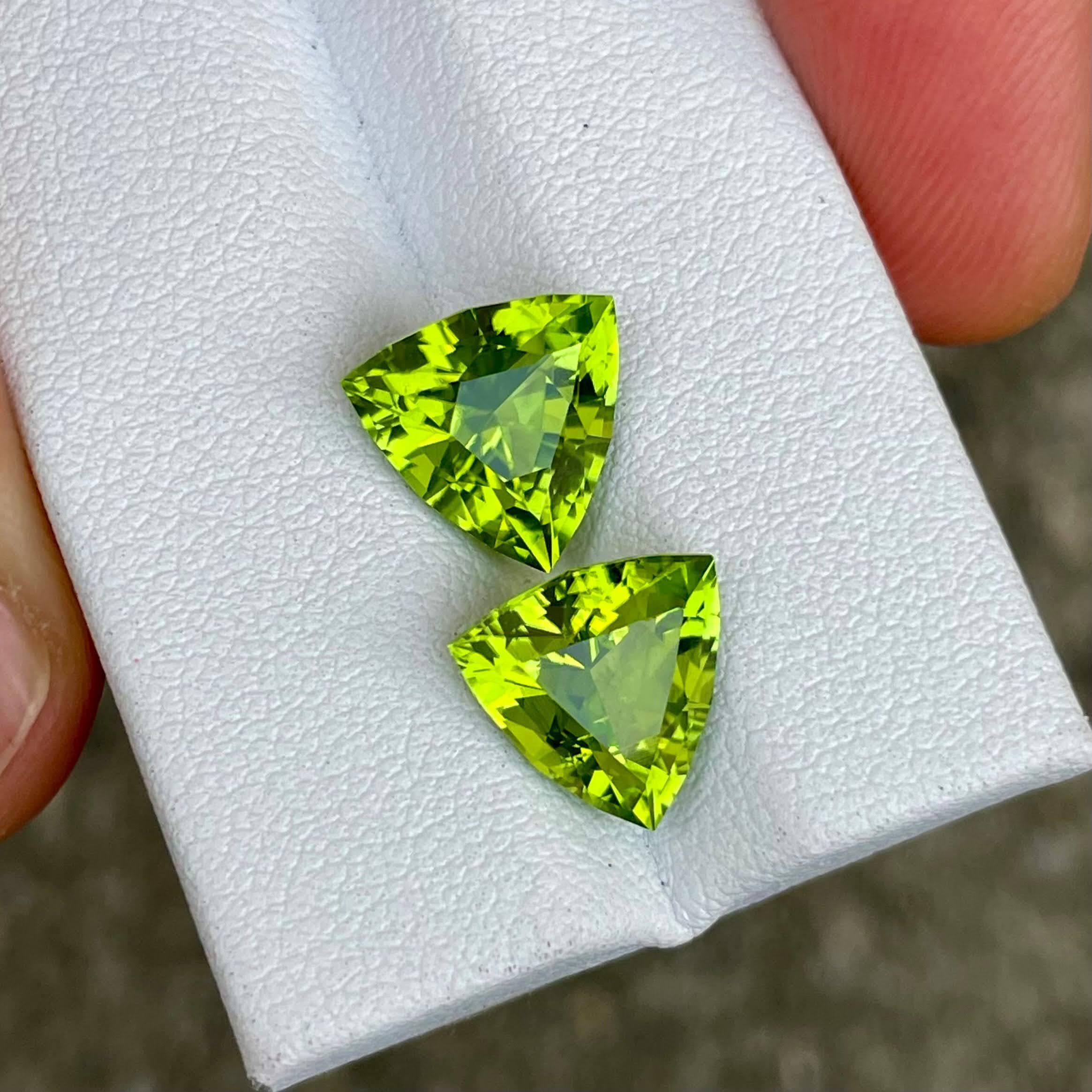 Peso 6,87 quilates 
Dimensiones 10,3x10,2x6,25 y 10,0x9,9x5,9 mm
Tratamiento ninguno 
Origen Pakistán 
Claridad VVS 
Forma triangular 
Trillón cortado 



Este exquisito par de gemas naturales de Peridoto verde, con un peso total combinado de 6,87