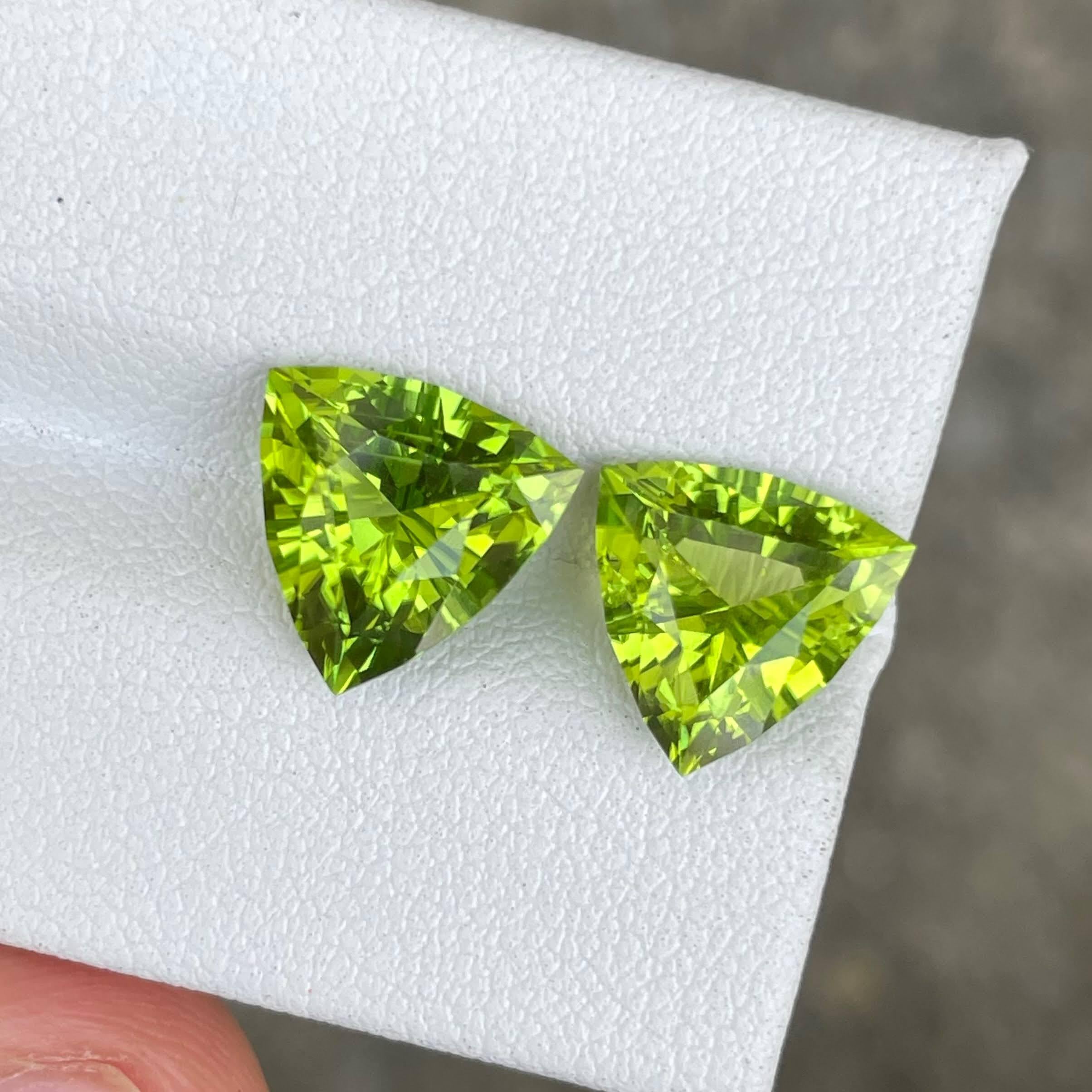 6,87 quilates Pareja de gemas de peridoto verde talla trillón Piedra preciosa natural paquistaní Moderno en venta