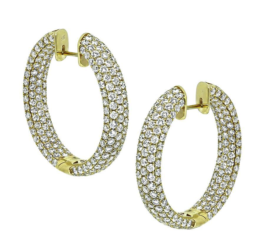 Se trata de un encantador par de pendientes de aro de oro amarillo de 18 quilates. Los pendientes llevan brillantes diamantes de talla redonda que pesan aproximadamente 6.87 ct. El color de estos diamantes es G-H con claridad VS. Los pendientes