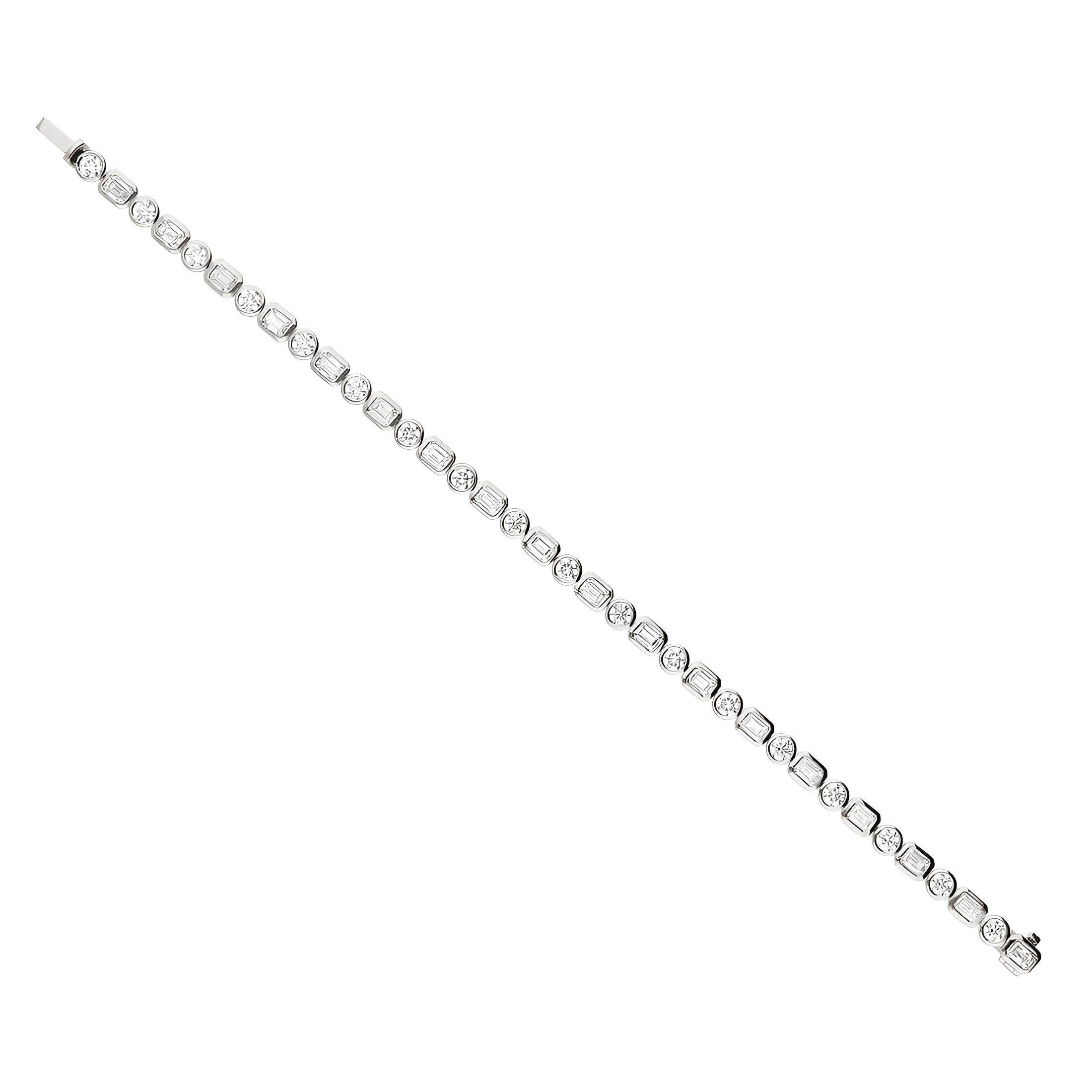 Esta pulsera de diamantes de oro blanco de 18 quilates está hecha a mano en Italia por maestros artesanos, lo que garantiza el máximo nivel de precisión y durabilidad en cada detalle. Con un peso de 16,40 gramos, tiene un tacto sustancial y