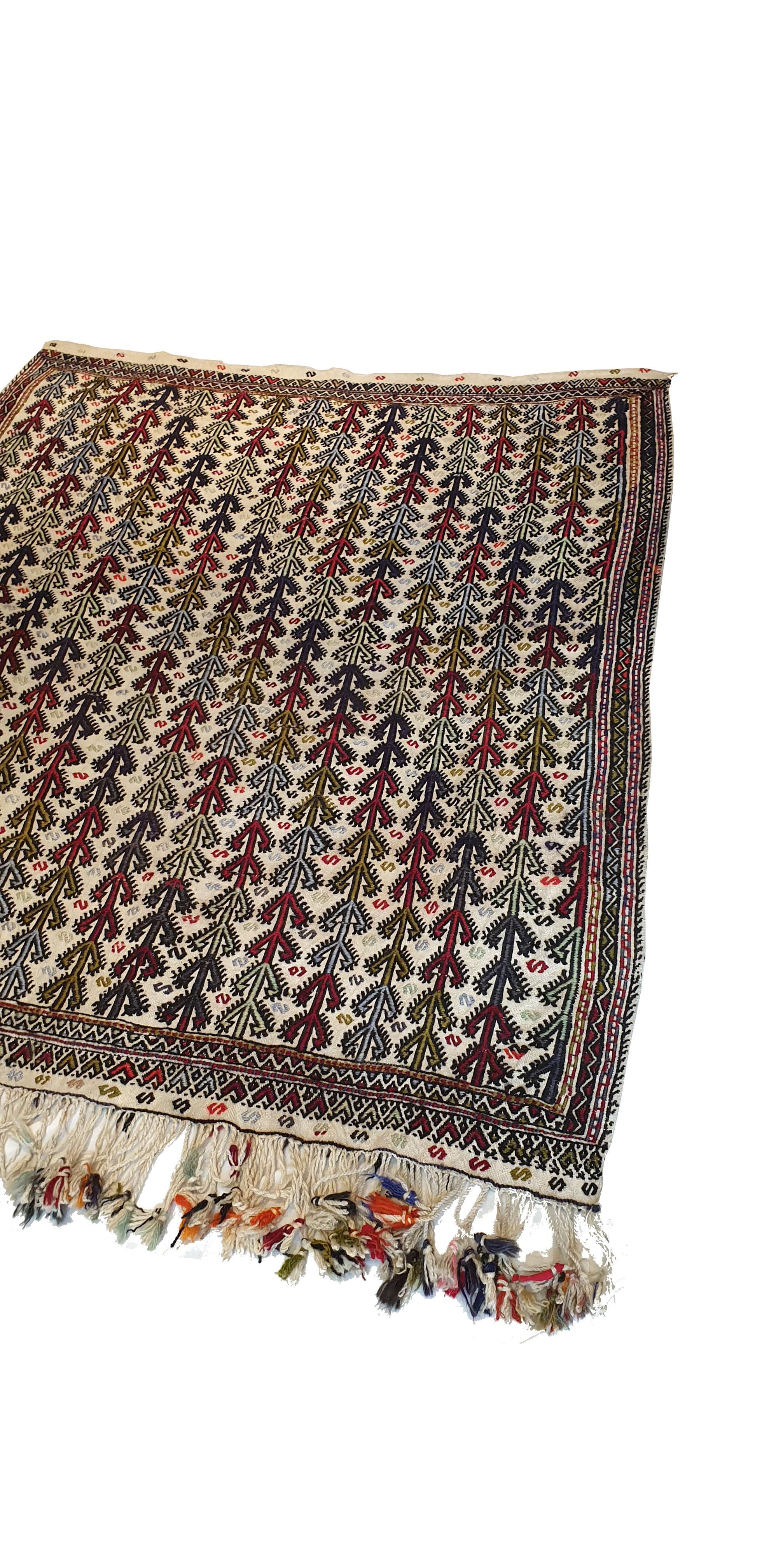 N° 688 - Kilim fabriqué à la main dans la région du Caucase au 19e siècle
Haute qualité, beaux graphismes et finesse remarquable.
Parfait état de conservation.

Dimensions : 170 x 135 cm.