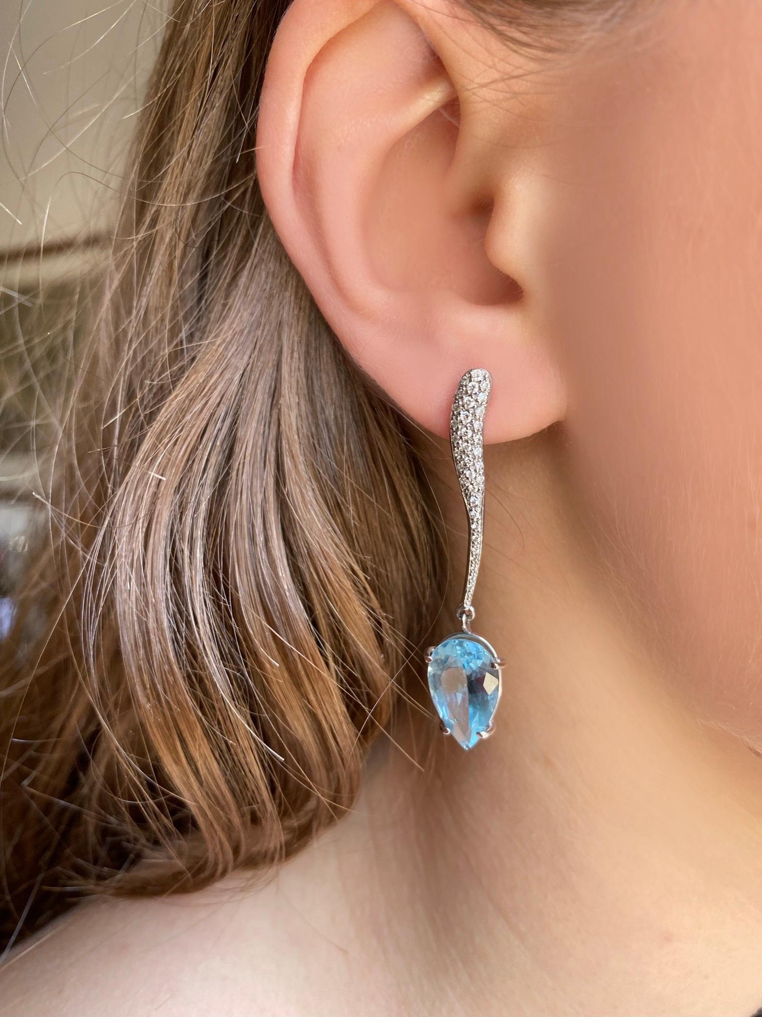 Rossella Ugolini Design Collection 6.88 karats Pear Shape Aquamarine 0.50 Karats Diamonds Elegant Design Earrings
This amazing pair of dangle earrings is handcrafted in 18 karat white gold and is embellished with a 6.88 karat pear shape aquamarine