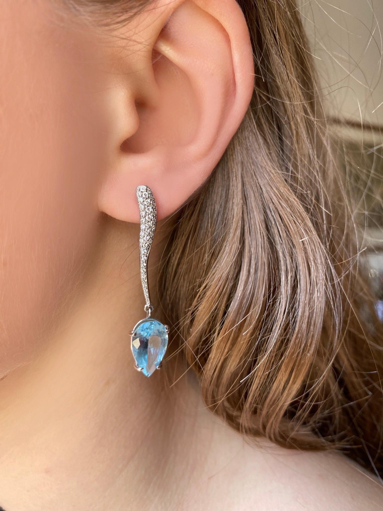6.88 Karats Pear Shape Aquamarine 0.50 Karats Diamonds Elegant Design Earrings In New Condition For Sale In Rome, IT