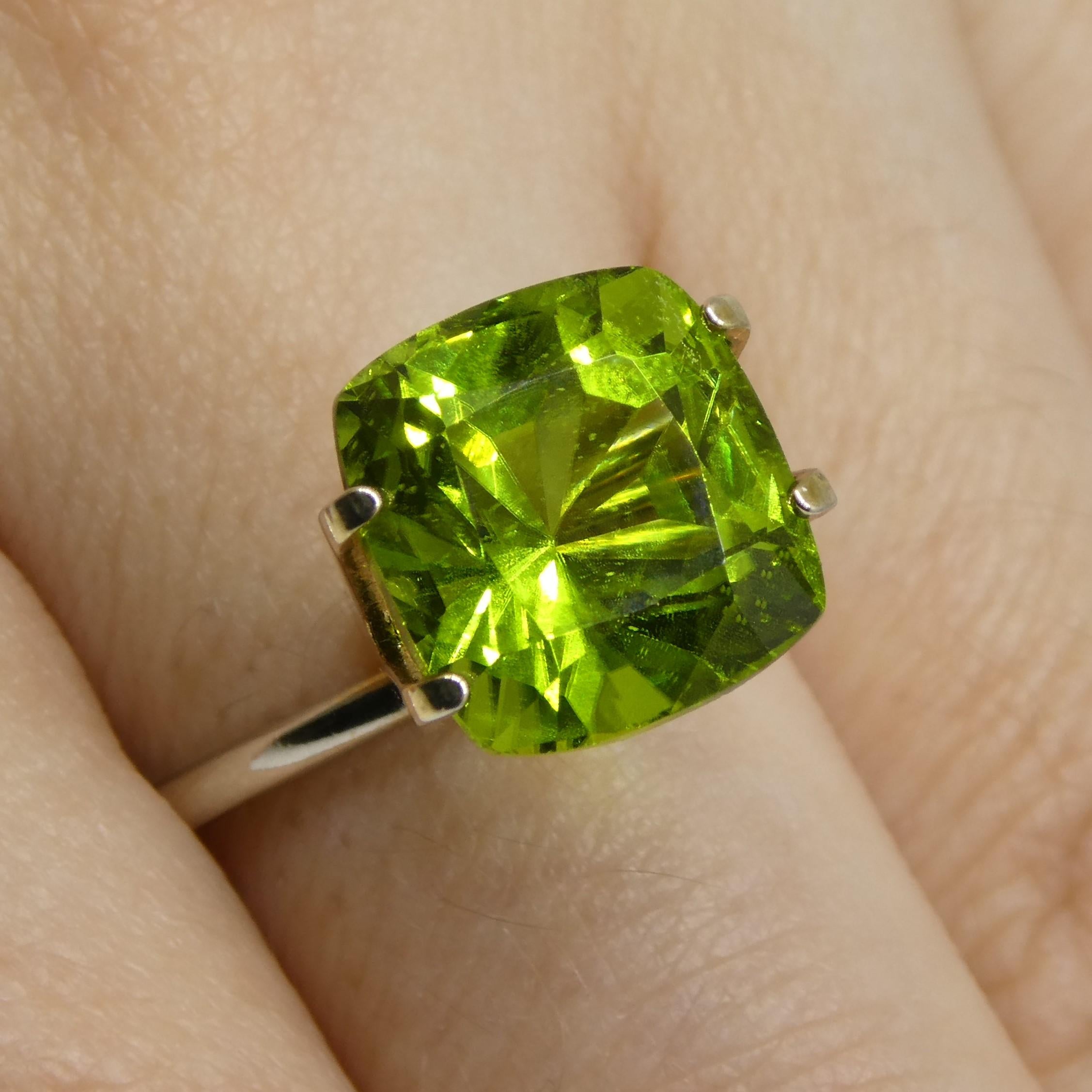 Taille brillant Péridot vert jauneâtre coussin de 6,88 carats certifié GIA en vente
