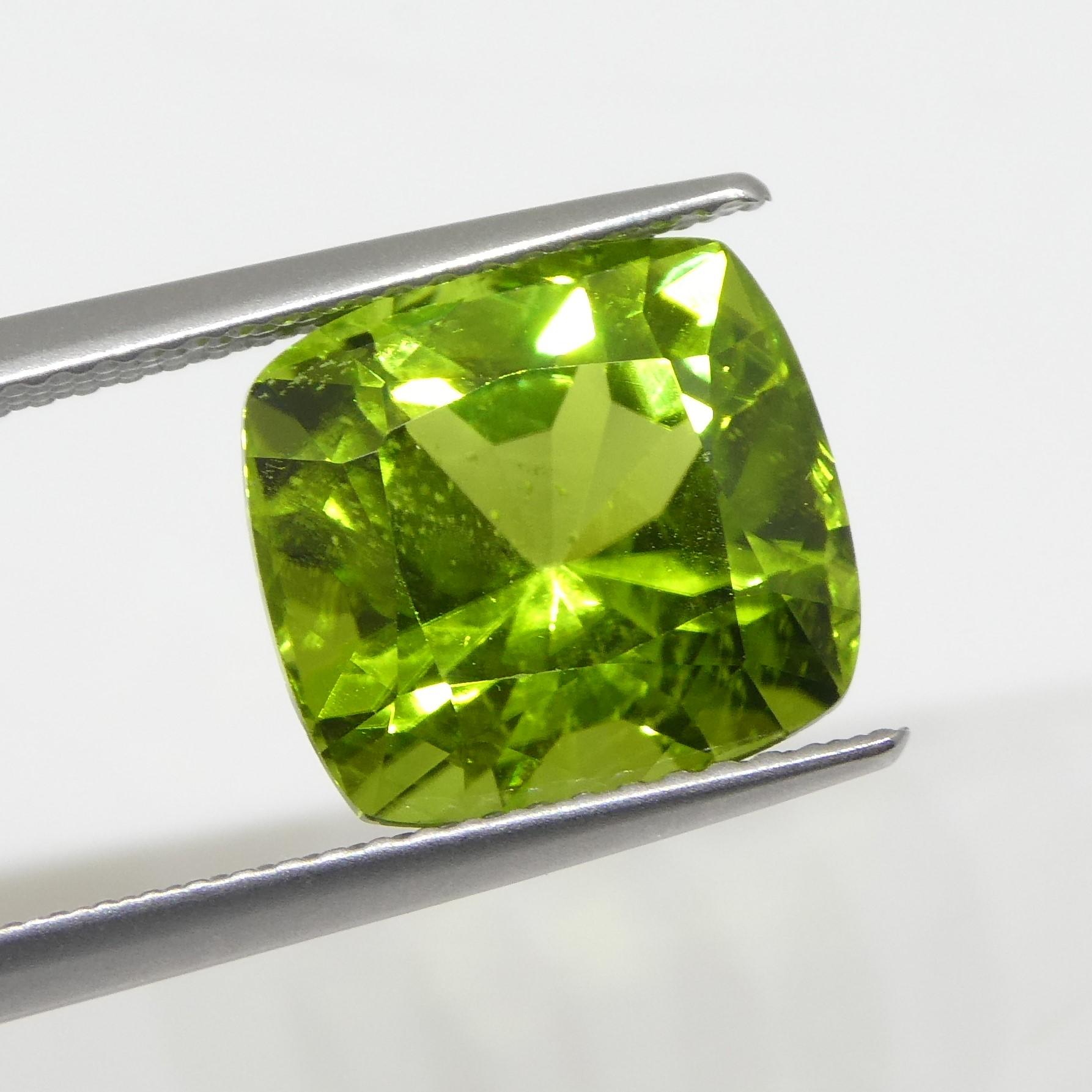 Péridot vert jauneâtre coussin de 6,88 carats certifié GIA Neuf - En vente à Toronto, Ontario