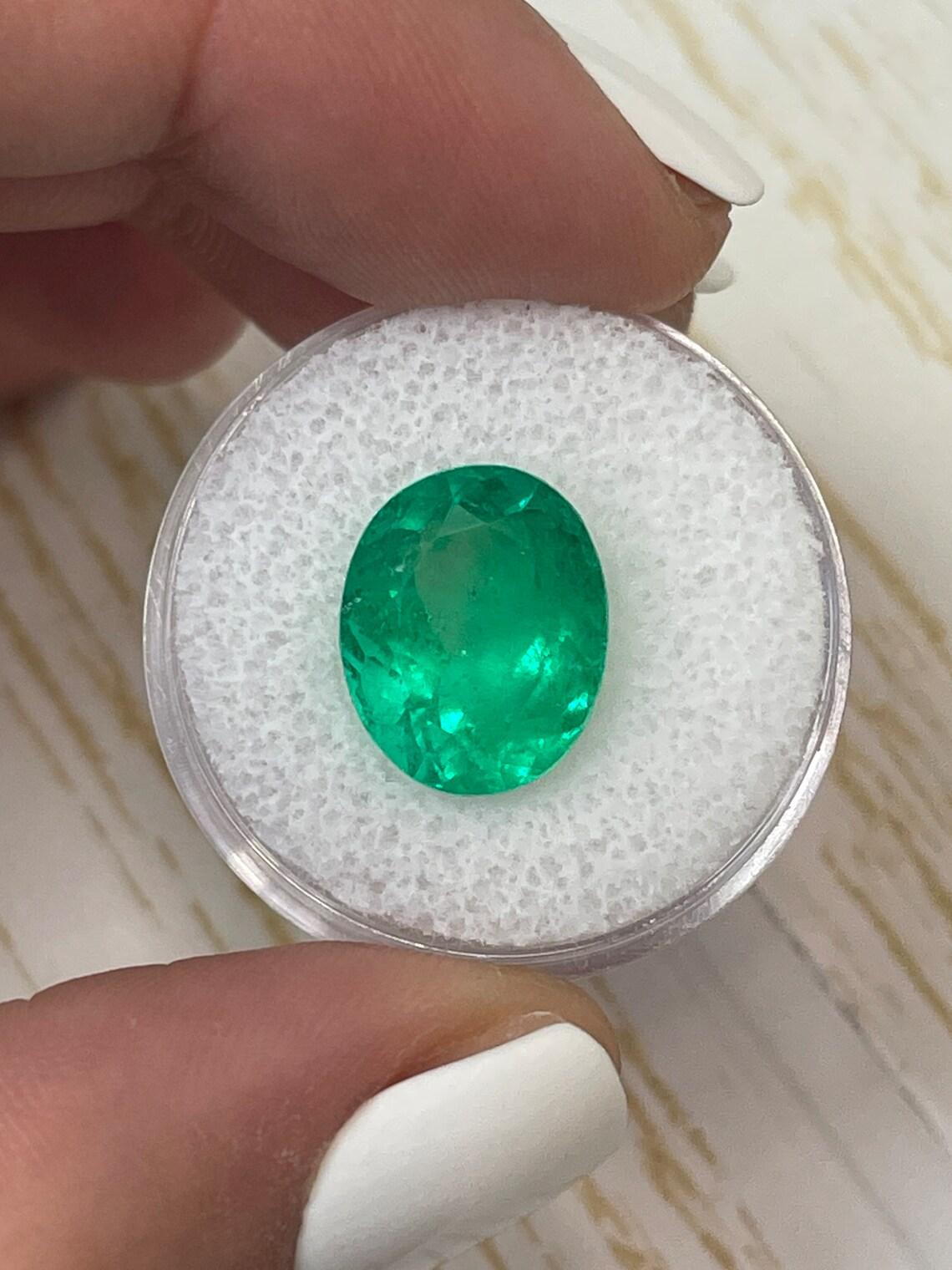Moderno 6,89 Carati 13,6x11 Muzo Smeraldo Colombiano Verde Giallastro - Ovale  Gemma di maggio in vendita