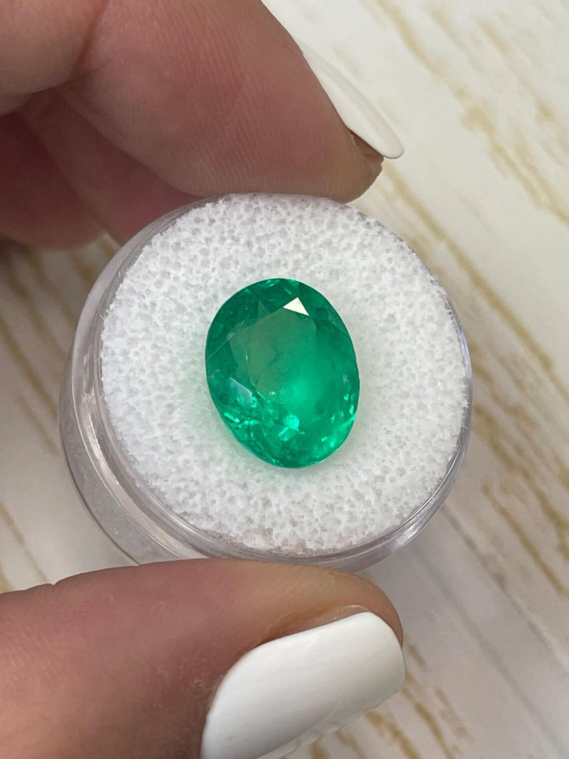 Taglio ovale 6,89 Carati 13,6x11 Muzo Smeraldo Colombiano Verde Giallastro - Ovale  Gemma di maggio in vendita