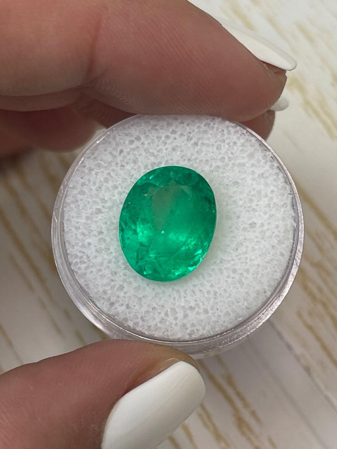 6,89 Quilates 13,6x11 Muzo Esmeralda Colombiana Verde Amarillenta - Ovalada  Gema de mayo en Nuevo estado para la venta en Jupiter, FL