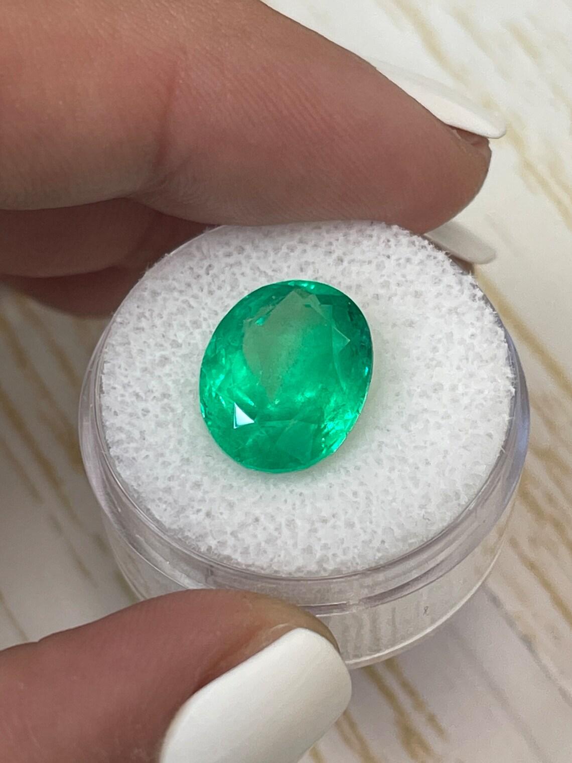 Donna 6,89 Carati 13,6x11 Muzo Smeraldo Colombiano Verde Giallastro - Ovale  Gemma di maggio in vendita