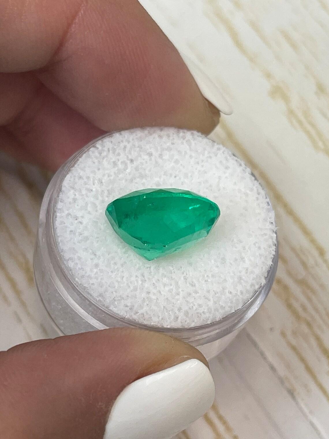 6,89 Carati 13,6x11 Muzo Smeraldo Colombiano Verde Giallastro - Ovale  Gemma di maggio in vendita 1