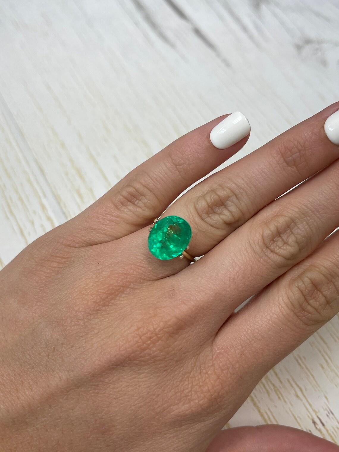 6,89 Carati 13,6x11 Muzo Smeraldo Colombiano Verde Giallastro - Ovale  Gemma di maggio in vendita 2