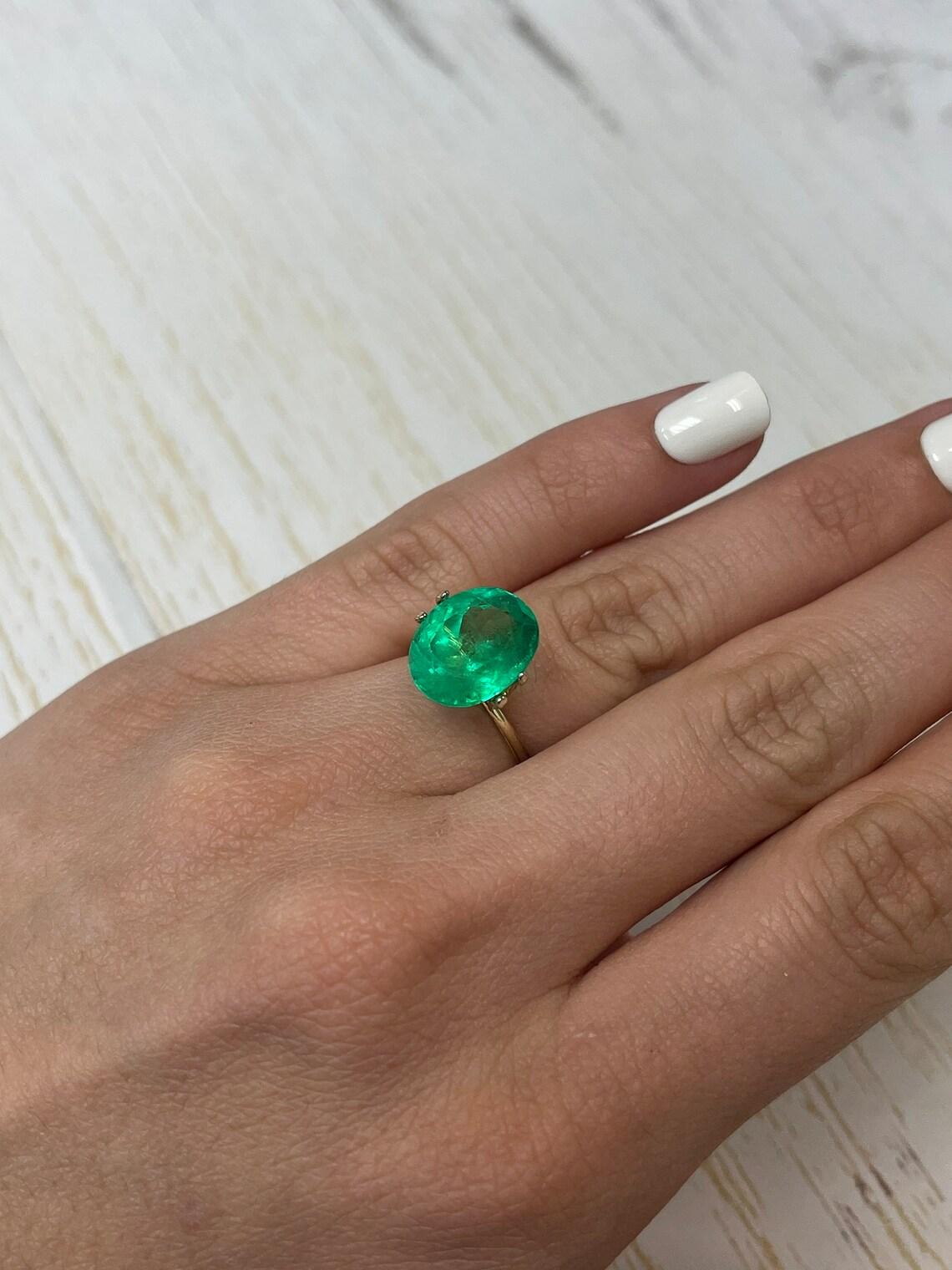 6,89 Carati 13,6x11 Muzo Smeraldo Colombiano Verde Giallastro - Ovale  Gemma di maggio in vendita 3