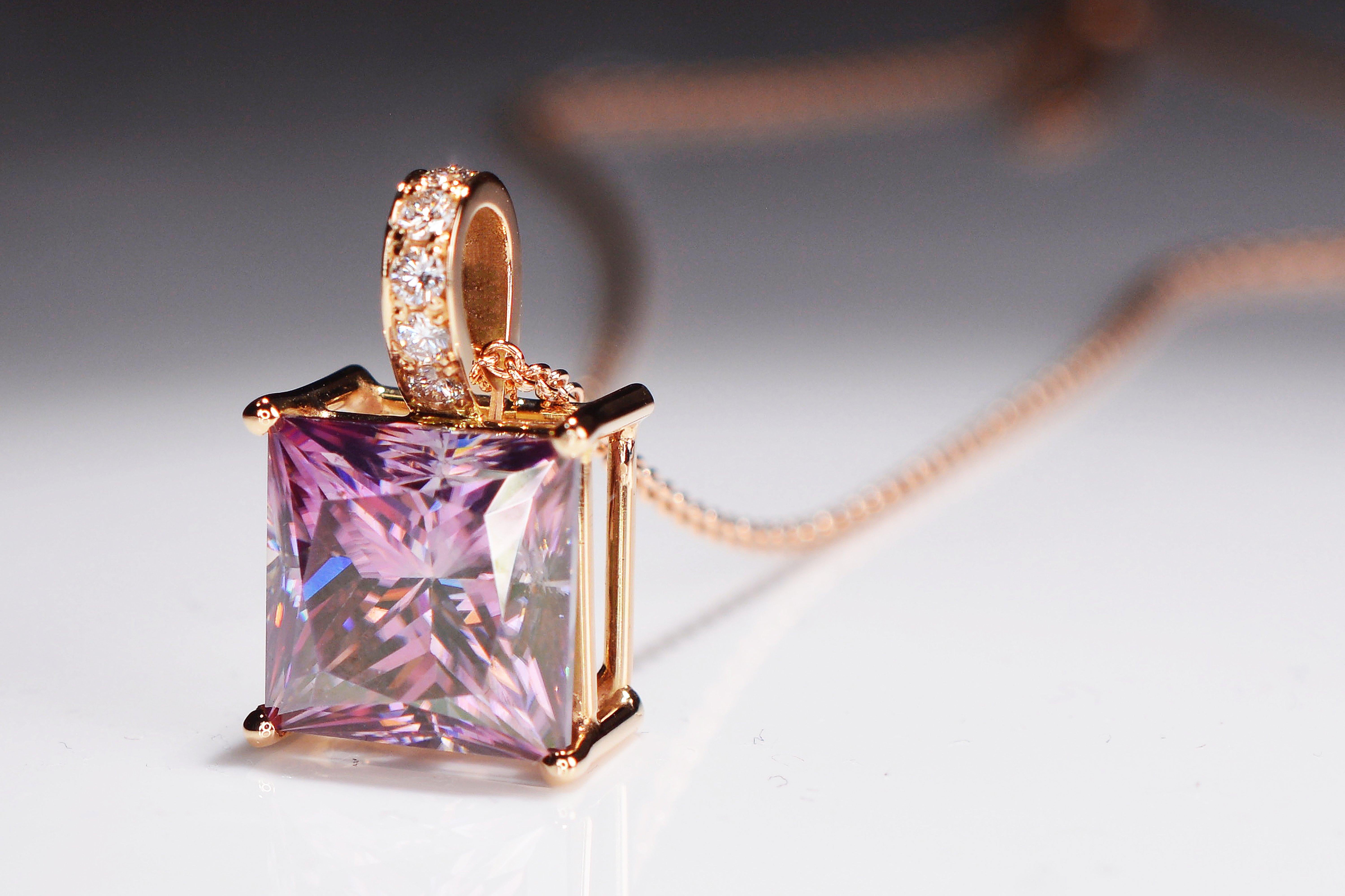 6.89 Carat Fancy Pink Radiant Cut Moissanite Diamond 18 Karat Rose Gold Necklace In New Condition In Antwerp, Antwerp