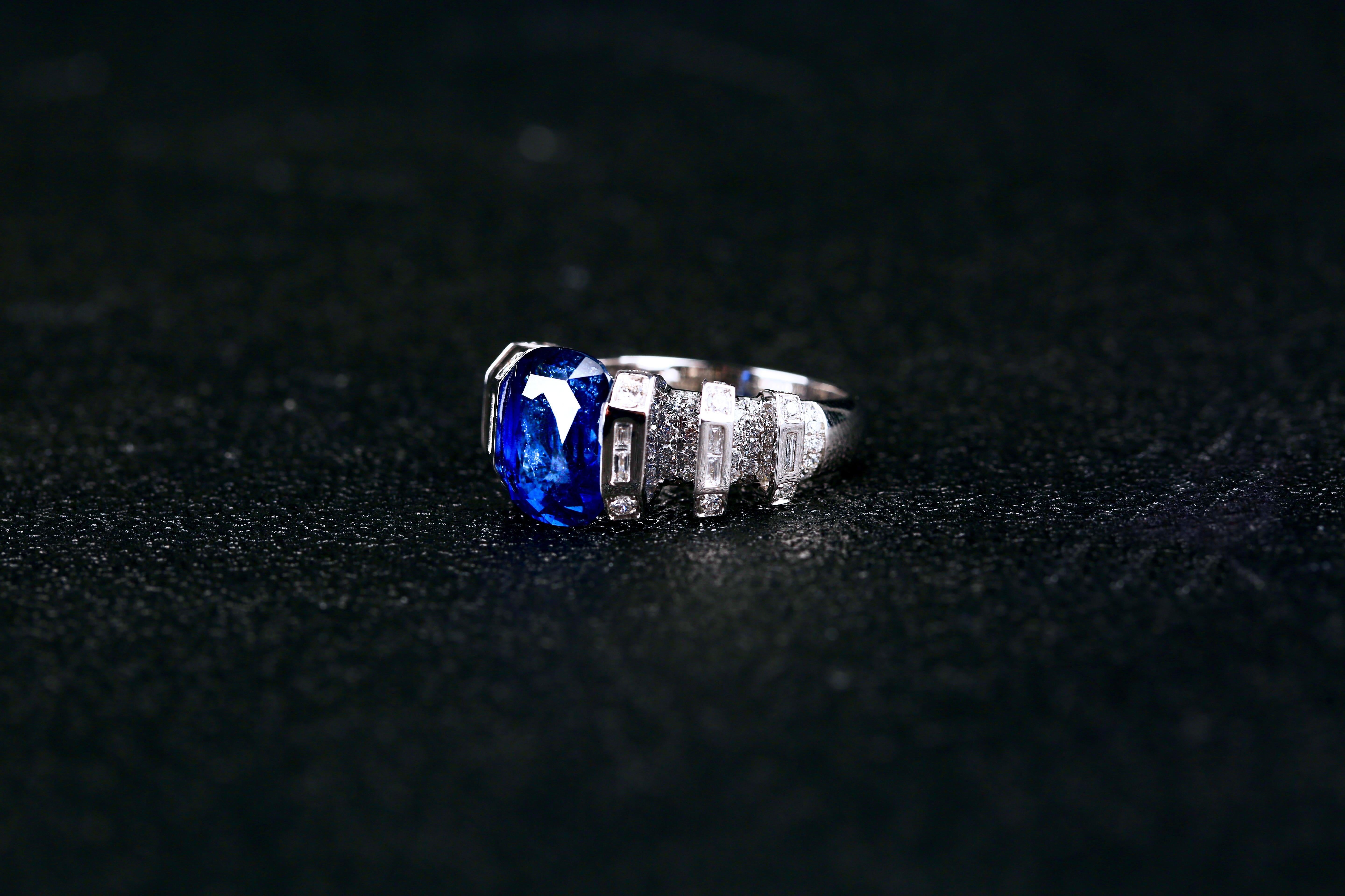 This is a unique opened frame setting which the majority of the surface of the Sapphire is exposed and therefore more lights will be able to shine through or reflected giving to Sapphire a more vibrant colour compared to enclosed setting. This is a