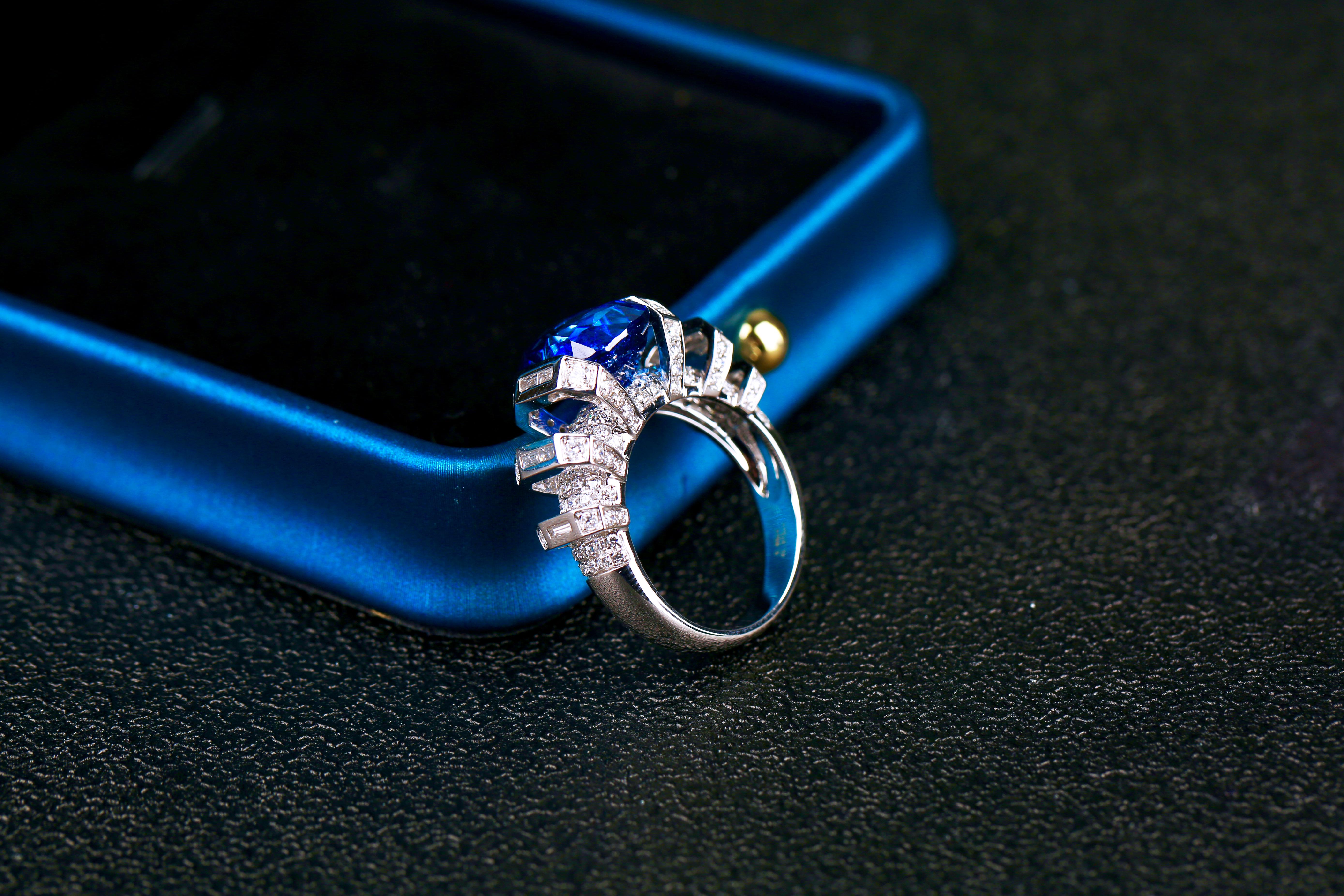 Taille brillant Bague en or blanc 18 carats avec saphir bleu émeraude et diamants en vente