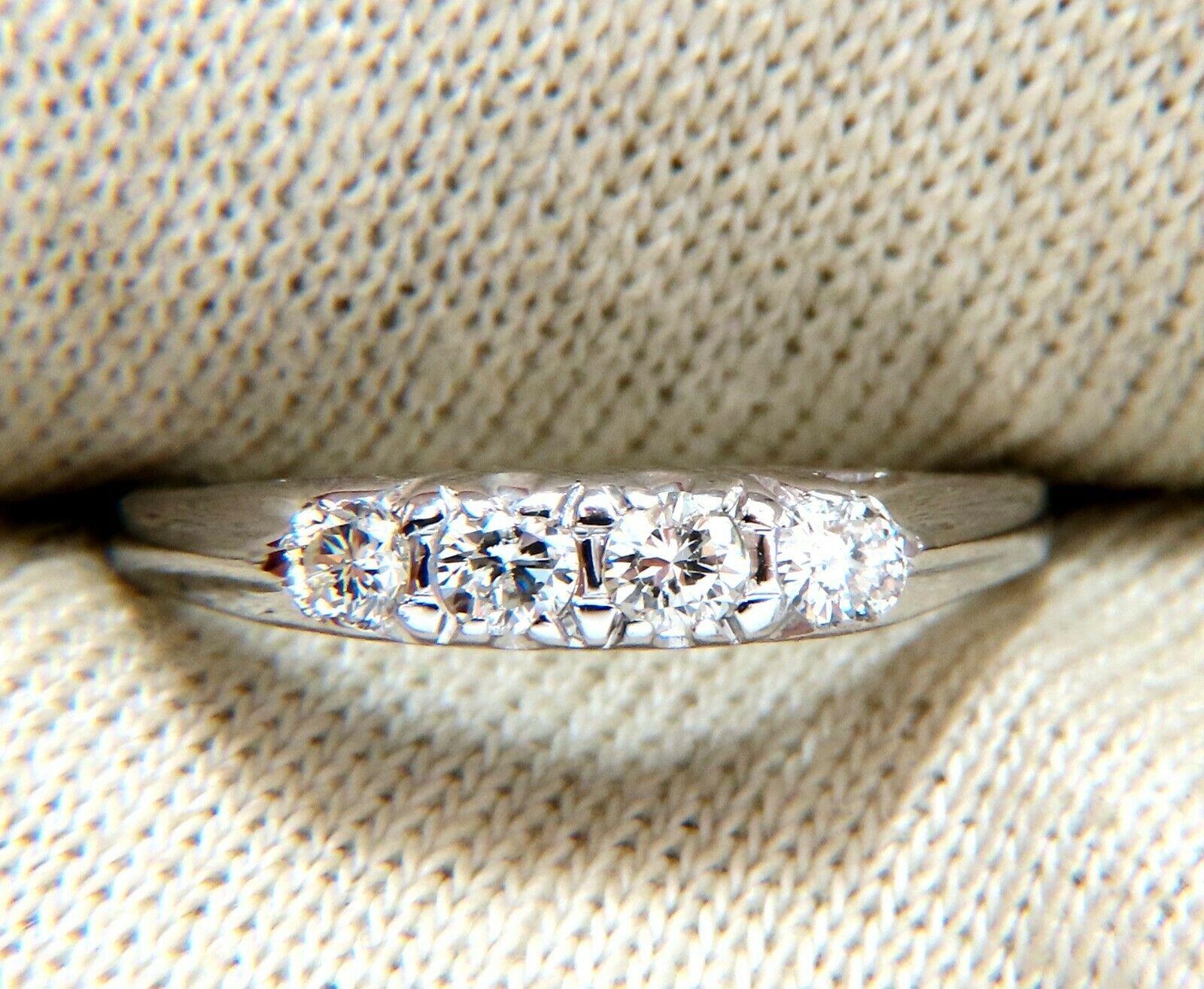 Taille ronde Bague solitaire et anneau en diamants de 0,68 carat, ensemble de 14 carats en vente