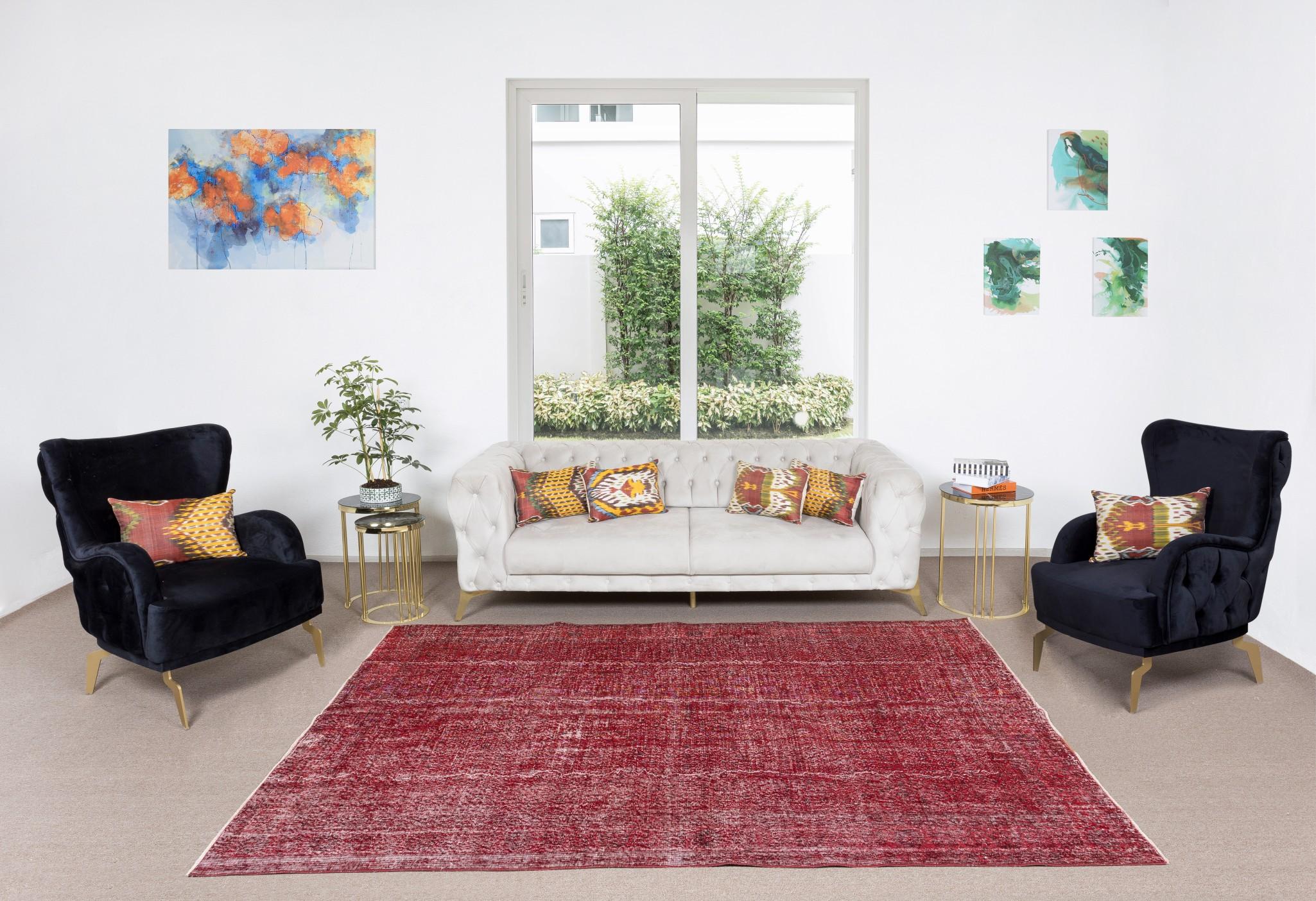 Nuestras alfombras sobreteñidas son todas piezas vintage anudadas a mano que se recrean en nuestro taller para atender a una gama más amplia de opciones de interiorismo, desde moderno a costero, desde industrial a rústico/cottage. Estas alfombras de