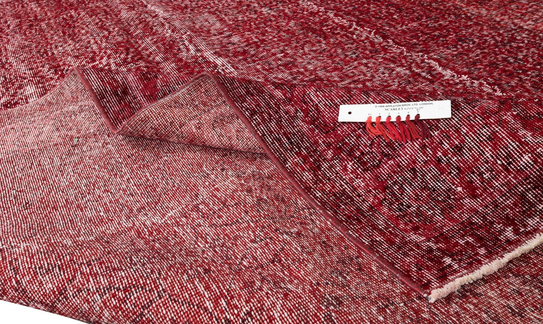 Alfombra turca vintage anudada a mano y teñida en rojo 4 Modern Interiors Moderno en venta