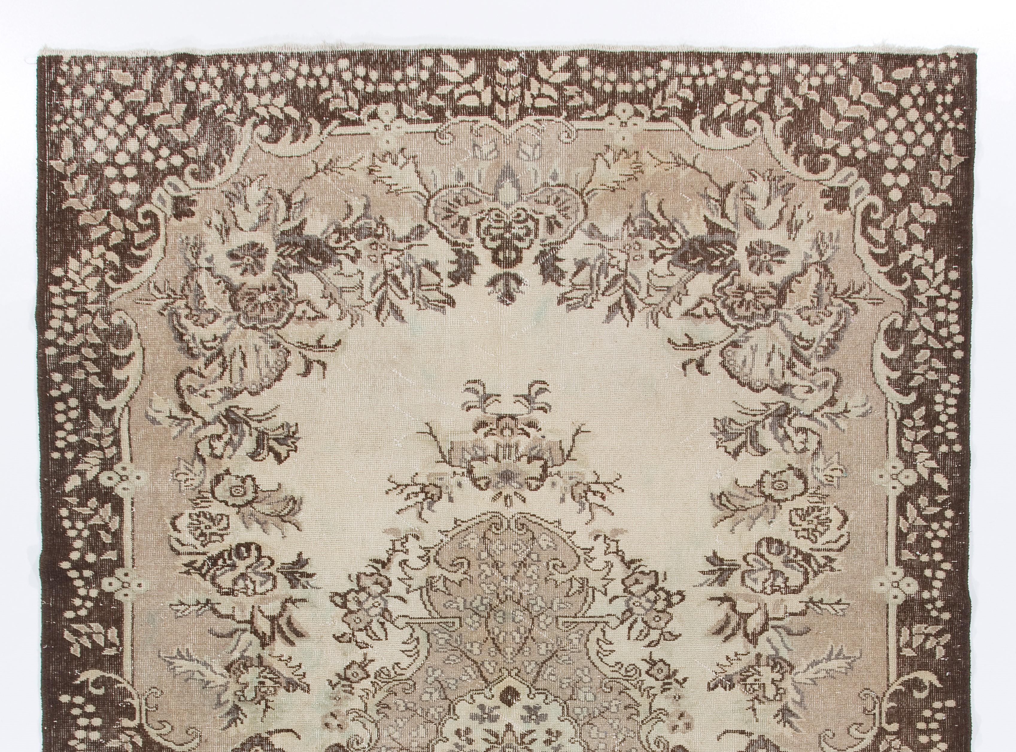 Un tappeto turco vintage. Finemente annodato a mano con un vello di lana medio uniforme su una base di cotone. Ottime condizioni. Robusto e pulito come un tappeto nuovo (lavato professionalmente). Misure: 6,8x10 Ft.