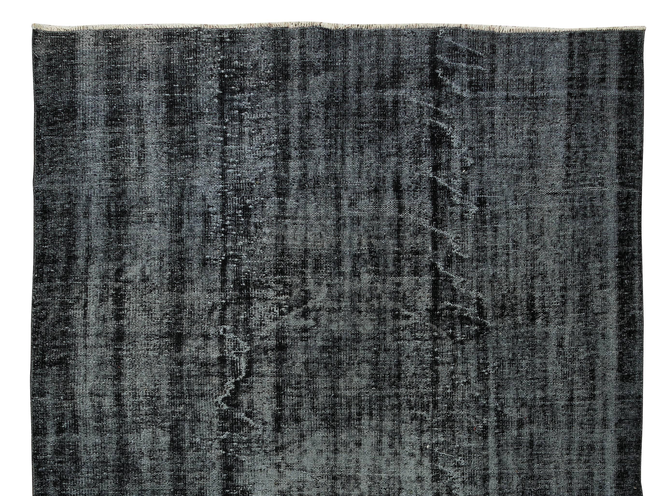 HandKnotted Turkish Rug in Black for Modern Homes. Vintage Wool Carpet In Good Condition For Sale In Philadelphia, PA