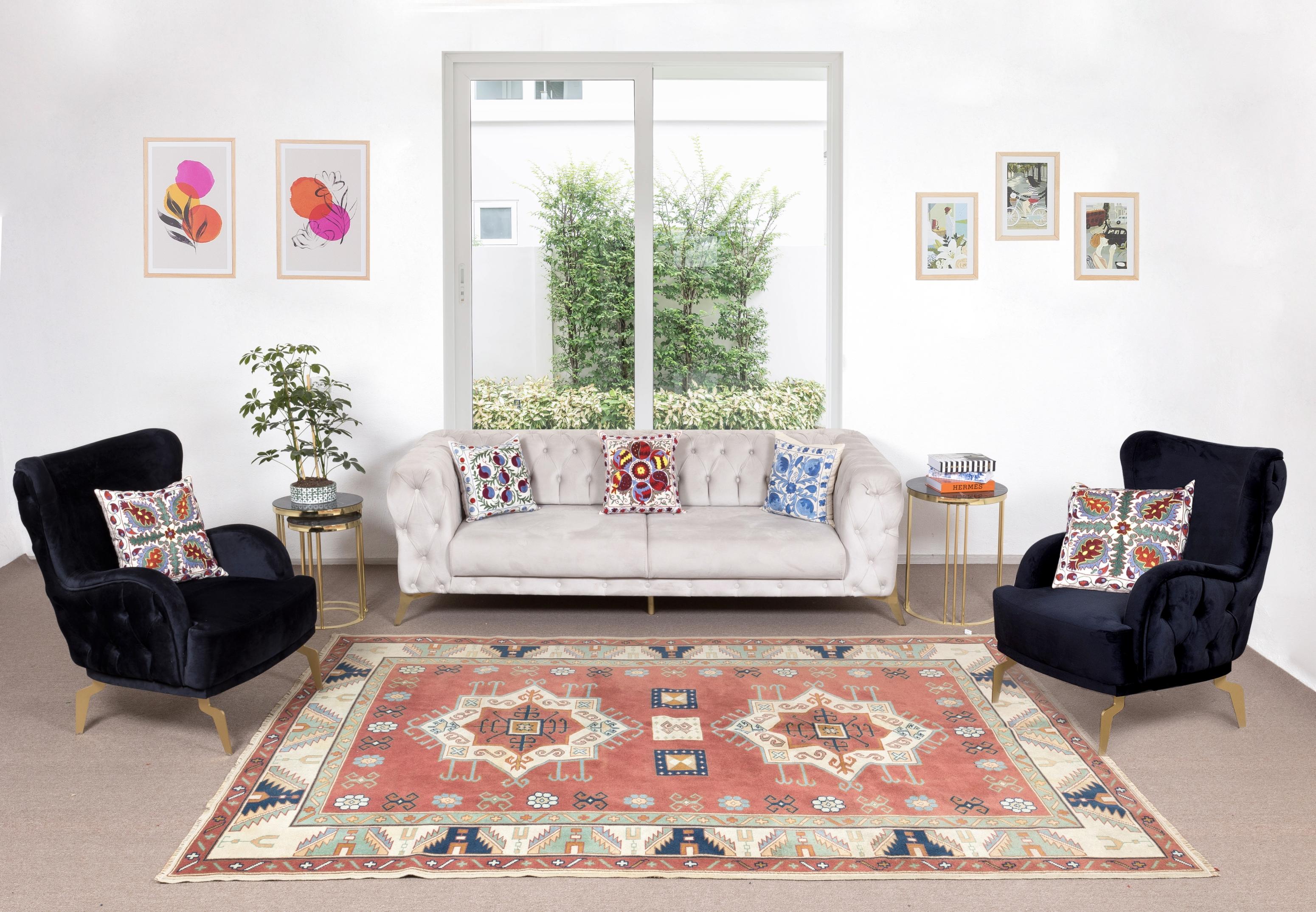 Ein handgeknüpfter zeitgenössischer türkischer Teppich.

Dieser moderne Teppich hat einen gleichmäßigen, mittelhohen Wollflor auf Wollbasis.

Es wird aus erstklassigen handgesponnenen Schafen und natürlichen Farbstoffen hergestellt, d.h. aus