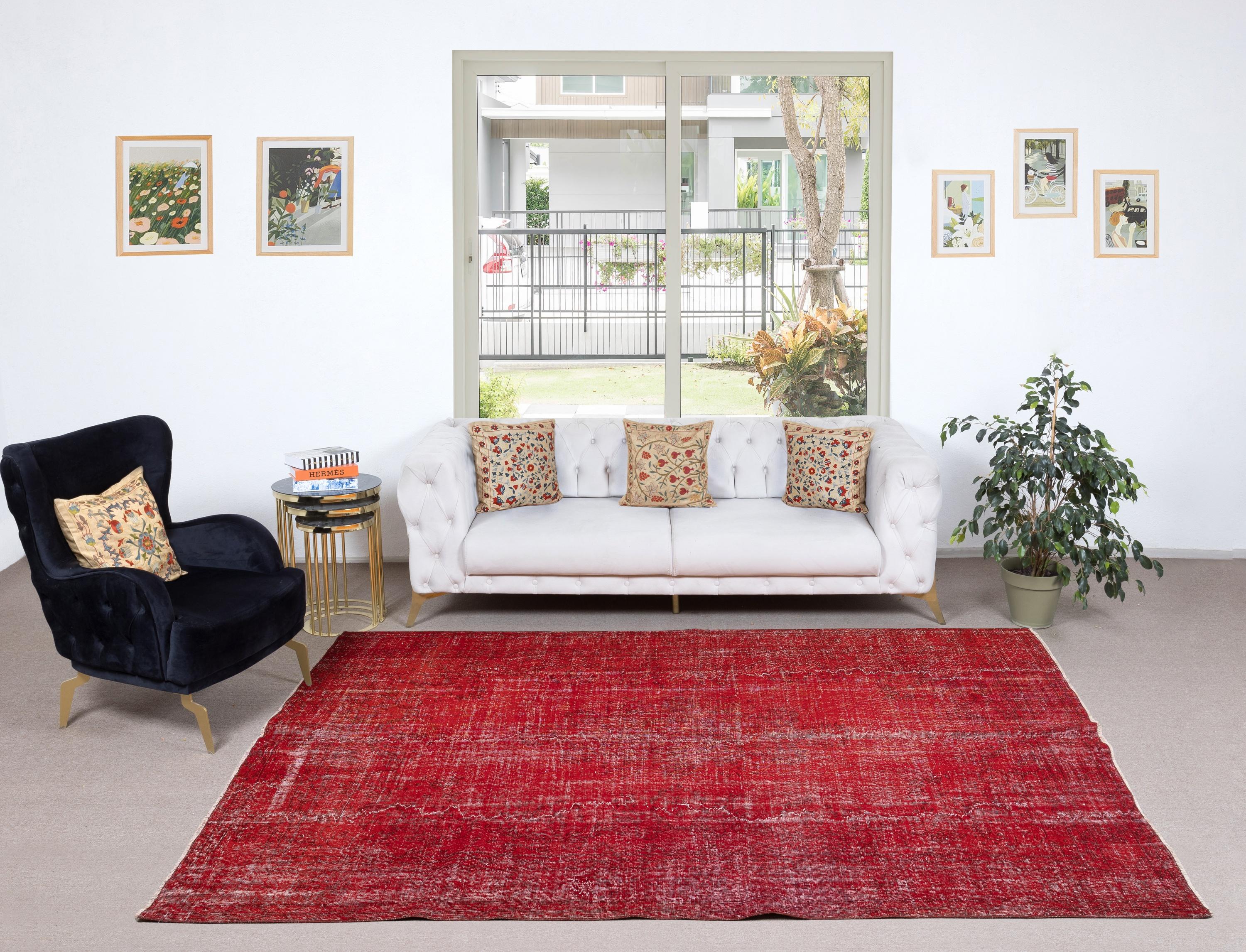 Unsere gefärbten Teppiche sind allesamt handgeknüpfte türkische Vintage-Teppiche, die in unserer Werkstatt sorgfältig restauriert und neu gestaltet wurden, damit sie zu einer breiten Palette von Einrichtungsstilen passen - von modern und