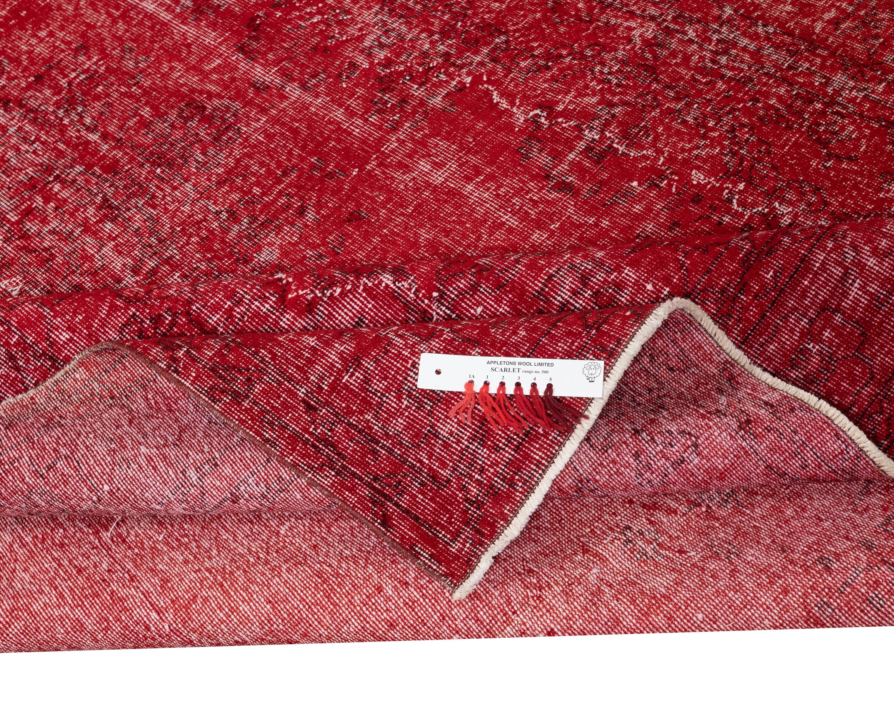 6.8x10 Ft Handgefertigter Türkischer Teppich. Überfärbter roter Vintage-Teppich für modernes Zuhause (Moderne) im Angebot