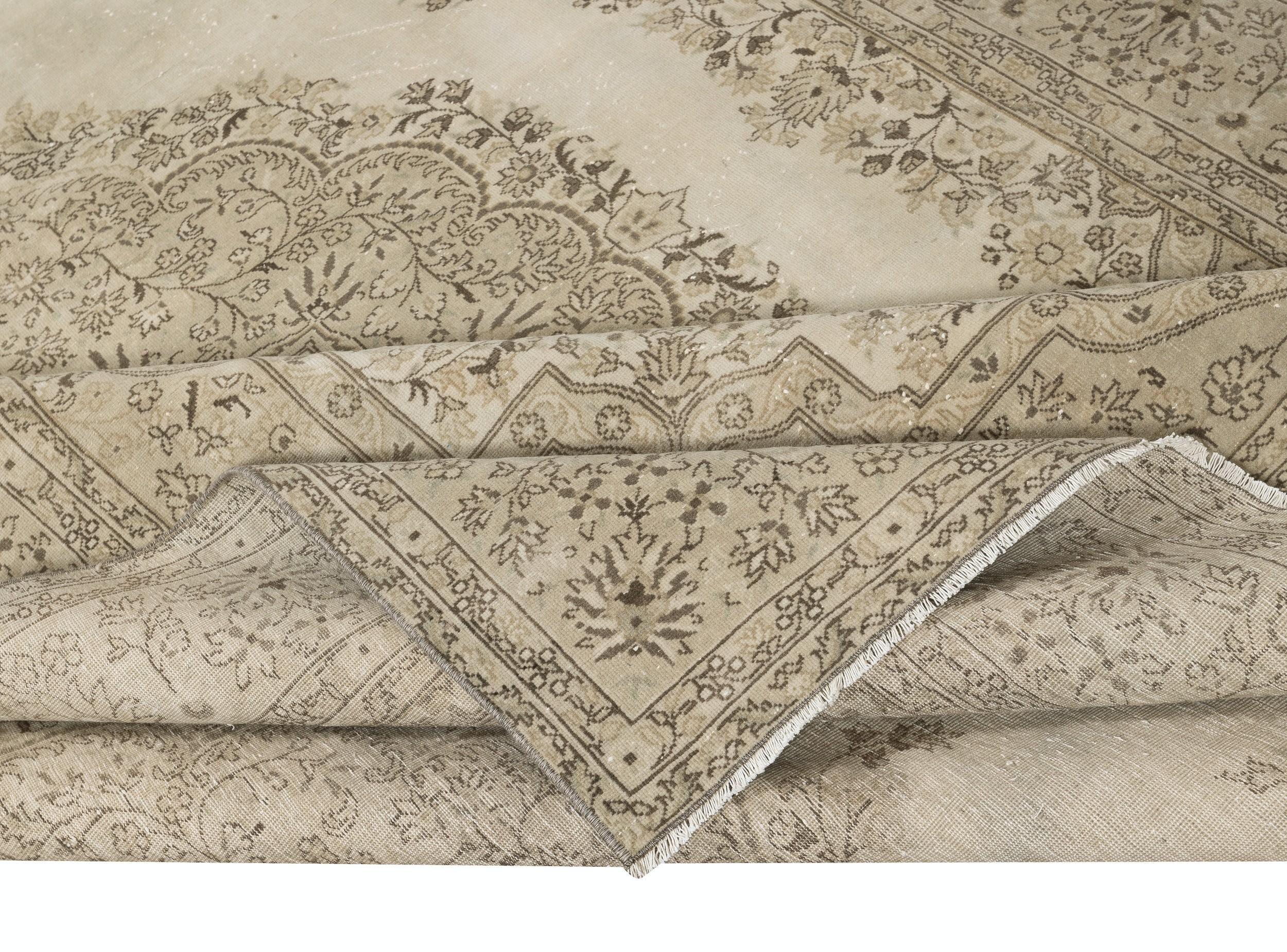 6,8x10 Ft Einzigartiger türkischer Vintage-Teppich in Beige. Handgefertigter, sonnenverblasster Teppich (Land) im Angebot