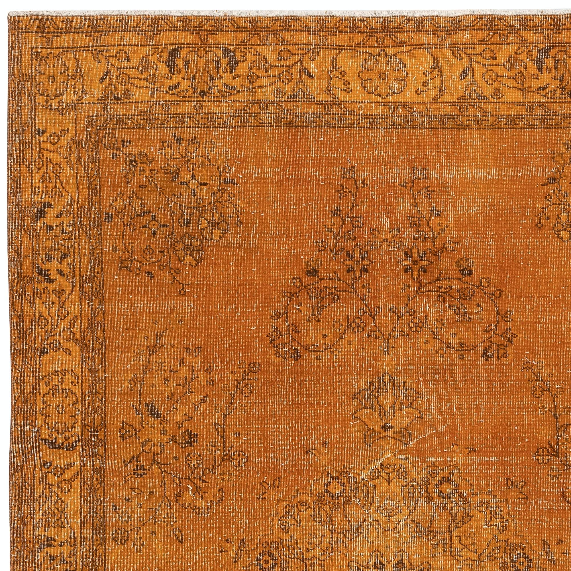 Annodato a mano Tappeto turco vintage fatto a mano con sovratintura arancione per ambienti moderni in vendita