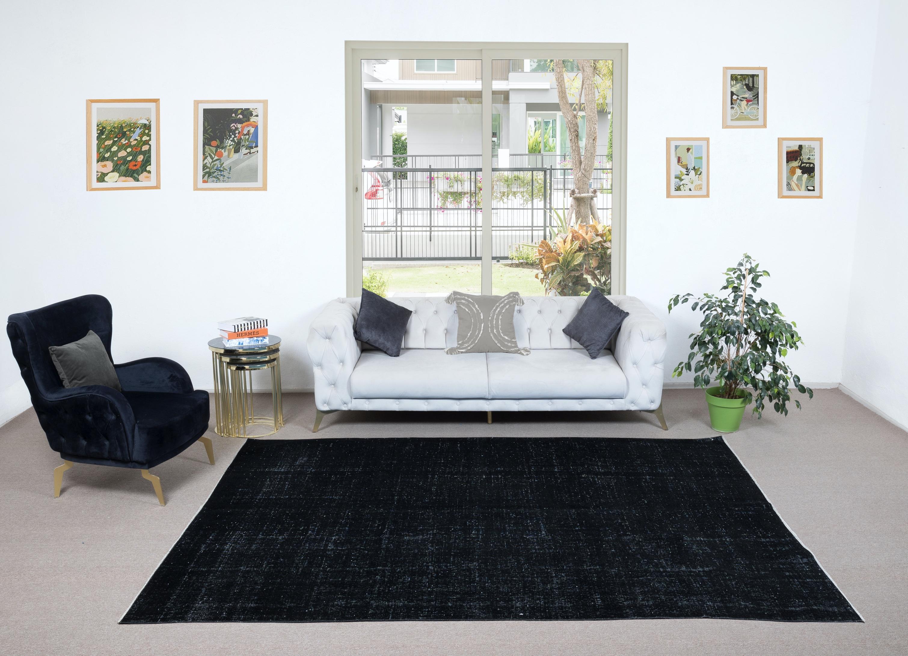 Nuestras alfombras sobreteñidas son todas piezas vintage anudadas a mano que se recrean en nuestro taller para atender a una gama más amplia de opciones de interiorismo, desde moderno a costero, desde industrial a rústico/cottage. Estas alfombras de