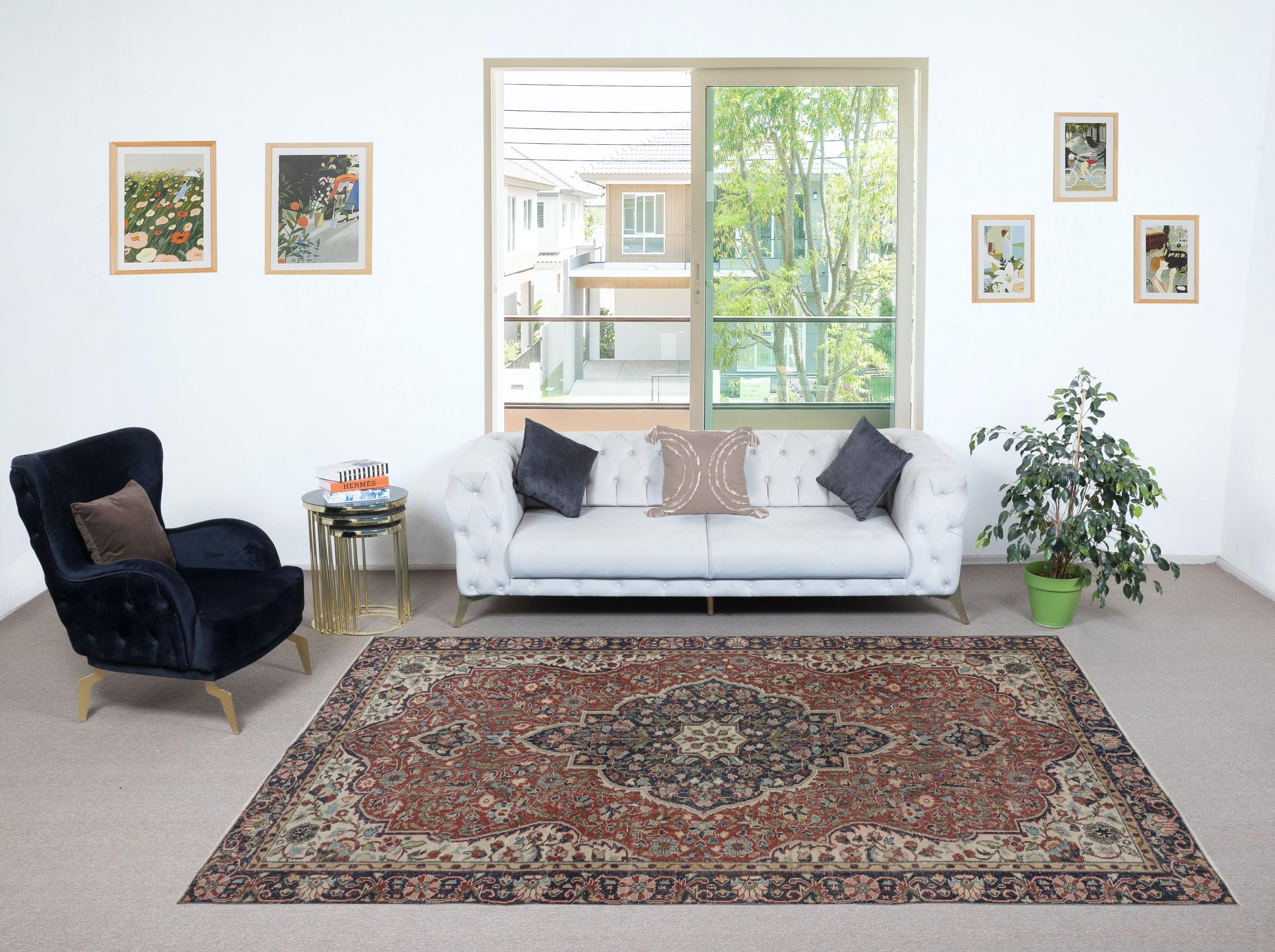 Infondi nella tua casa la bellezza senza tempo di questo tradizionale tappeto turco vintage fatto a mano, un capolavoro annodato a mano e realizzato con una lussuosa miscela di lana e cotone. Tessuto da abili artigiani con tecniche secolari, questo
