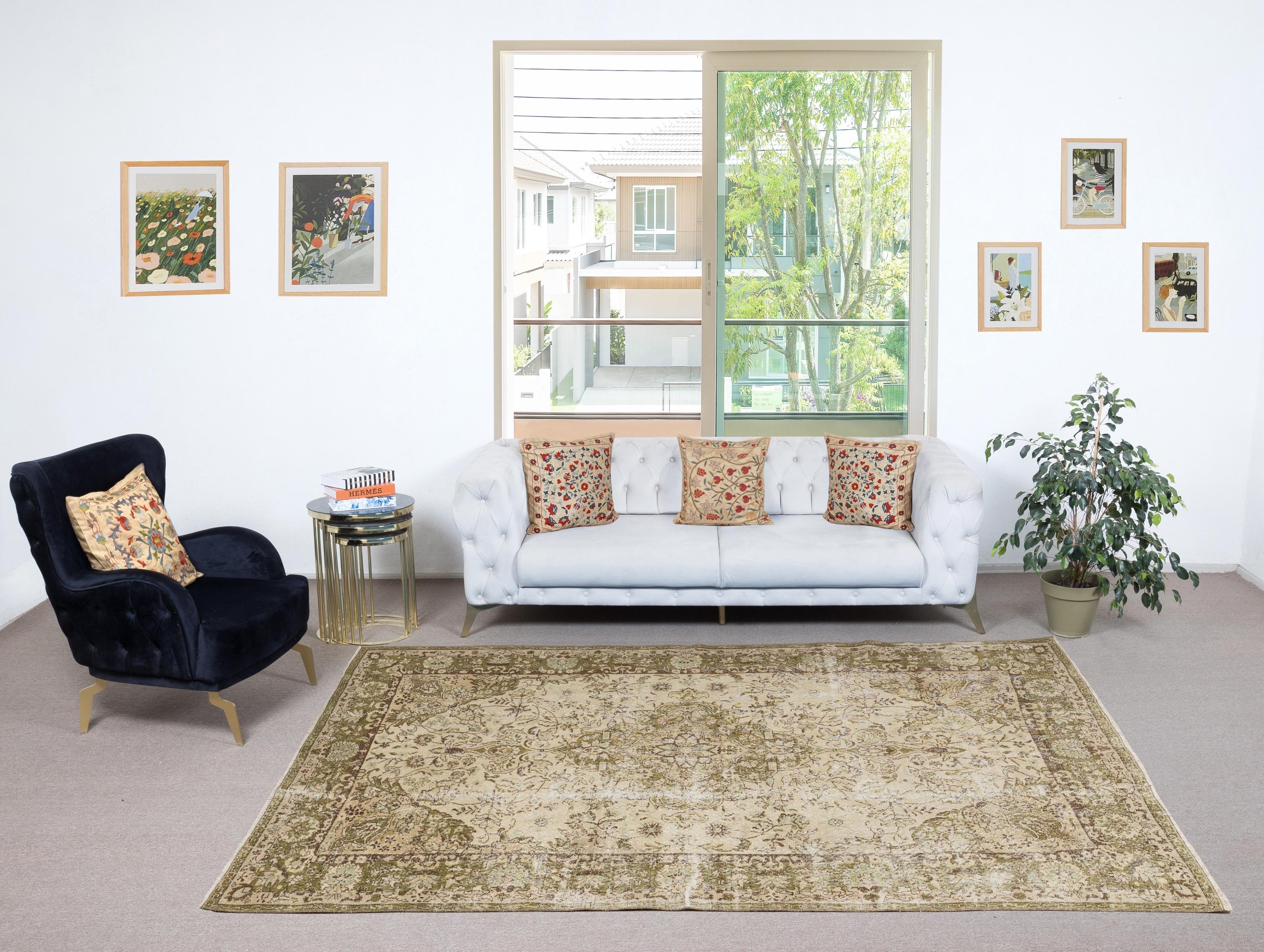 Unsere sonnenverblassten Vintage-Teppiche sind allesamt handgeknüpfte Unikate mit einer 50-70 Jahre alten Geschichte. Jeder Teppich spiegelt die jahrhundertealte türkische Teppichwebtradition wider und zeichnet sich durch einen einzigartigen