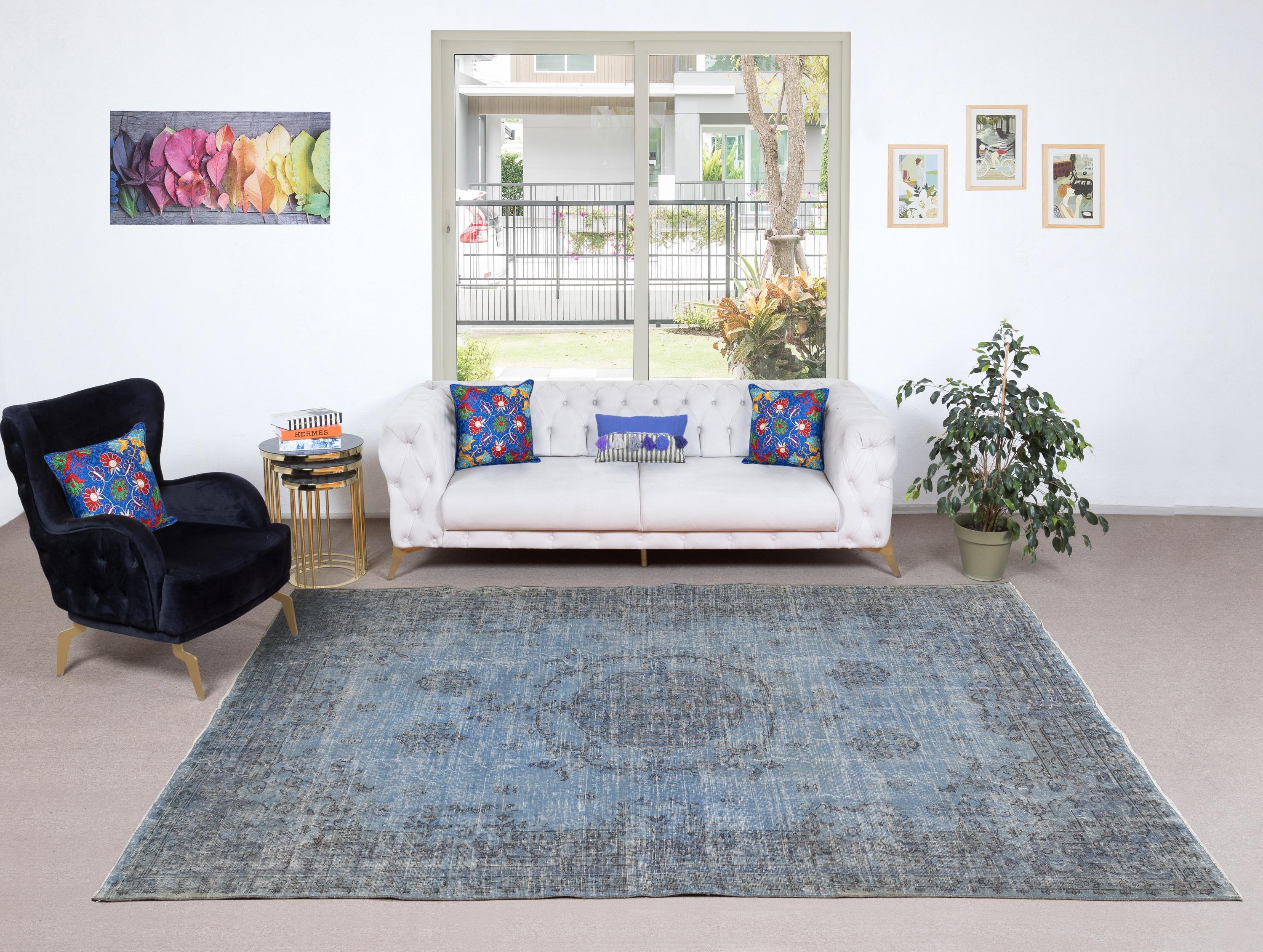 I nostri tappeti sovratinti sono tutti tappeti turchi vintage annodati a mano, accuratamente restaurati e reimmaginati nel nostro laboratorio per adattarsi a un'ampia gamma di stili di arredamento, da quello moderno e minimalista a quello costiero,